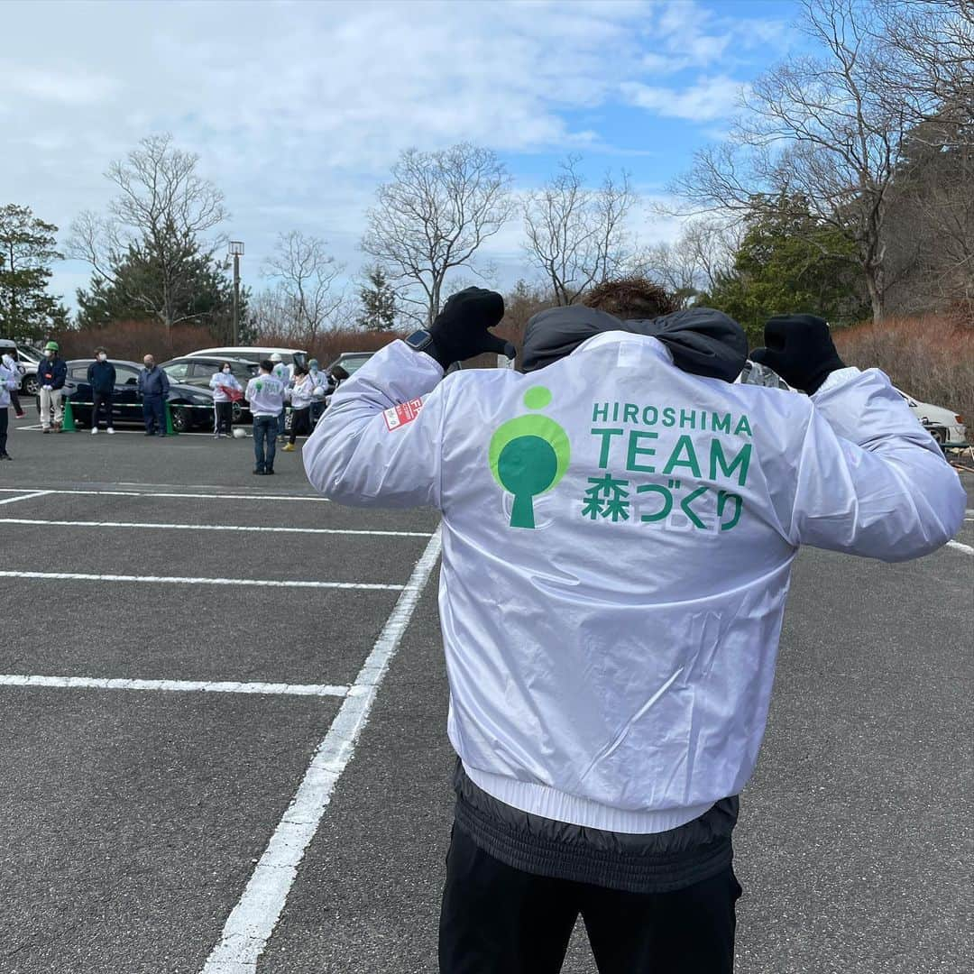 森崎浩司さんのインスタグラム写真 - (森崎浩司Instagram)「TEAM森づくり🌳 ボランティアの方々と協力して桜の木を植樹しましたー🌸  なんと今年の春には桜が咲くそうです🌸☺️  自分も関わらせていただいた桜の木がどのように咲いてくれるのか今から楽しみで仕方ありません😆  必ずこの春に咲く桜を確認しに行きたいと思いまーす桜🌸🌳🚘  #森づくり #桜の木 #２月14日 #バレンタインデー」2月14日 18時48分 - koji.morisaki77