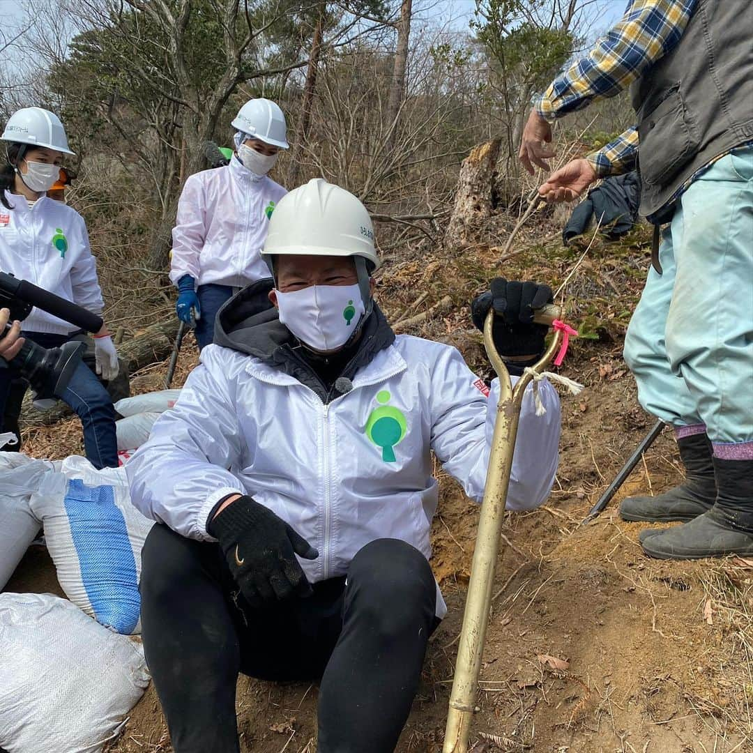 森崎浩司さんのインスタグラム写真 - (森崎浩司Instagram)「TEAM森づくり🌳 ボランティアの方々と協力して桜の木を植樹しましたー🌸  なんと今年の春には桜が咲くそうです🌸☺️  自分も関わらせていただいた桜の木がどのように咲いてくれるのか今から楽しみで仕方ありません😆  必ずこの春に咲く桜を確認しに行きたいと思いまーす桜🌸🌳🚘  #森づくり #桜の木 #２月14日 #バレンタインデー」2月14日 18時48分 - koji.morisaki77