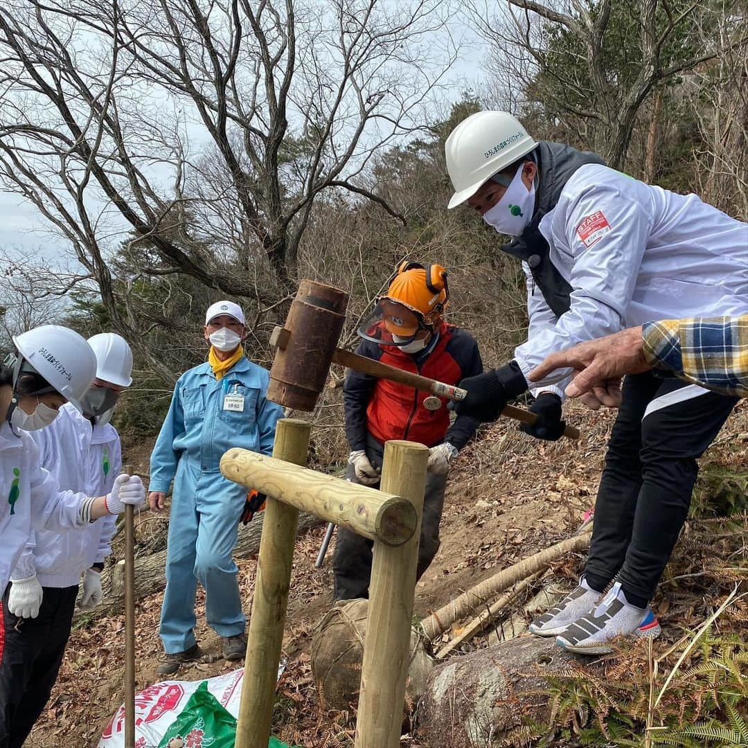 森崎浩司さんのインスタグラム写真 - (森崎浩司Instagram)「TEAM森づくり🌳 ボランティアの方々と協力して桜の木を植樹しましたー🌸  なんと今年の春には桜が咲くそうです🌸☺️  自分も関わらせていただいた桜の木がどのように咲いてくれるのか今から楽しみで仕方ありません😆  必ずこの春に咲く桜を確認しに行きたいと思いまーす桜🌸🌳🚘  #森づくり #桜の木 #２月14日 #バレンタインデー」2月14日 18時48分 - koji.morisaki77