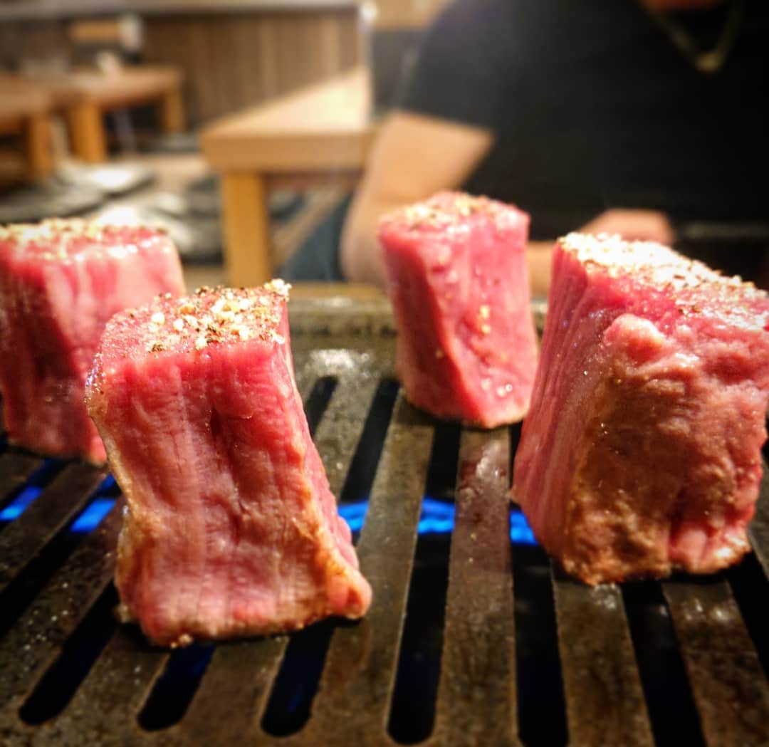 和田益典さんのインスタグラム写真 - (和田益典Instagram)「◆ 肉は立てるもの . . . . #シャトーブリアン . 頑張ったから久々のお酒＆お肉を堪能なう。 . . #焼肉こじま #焼肉 #焼肉こじま離れ .」2月14日 18時48分 - masunori_wada