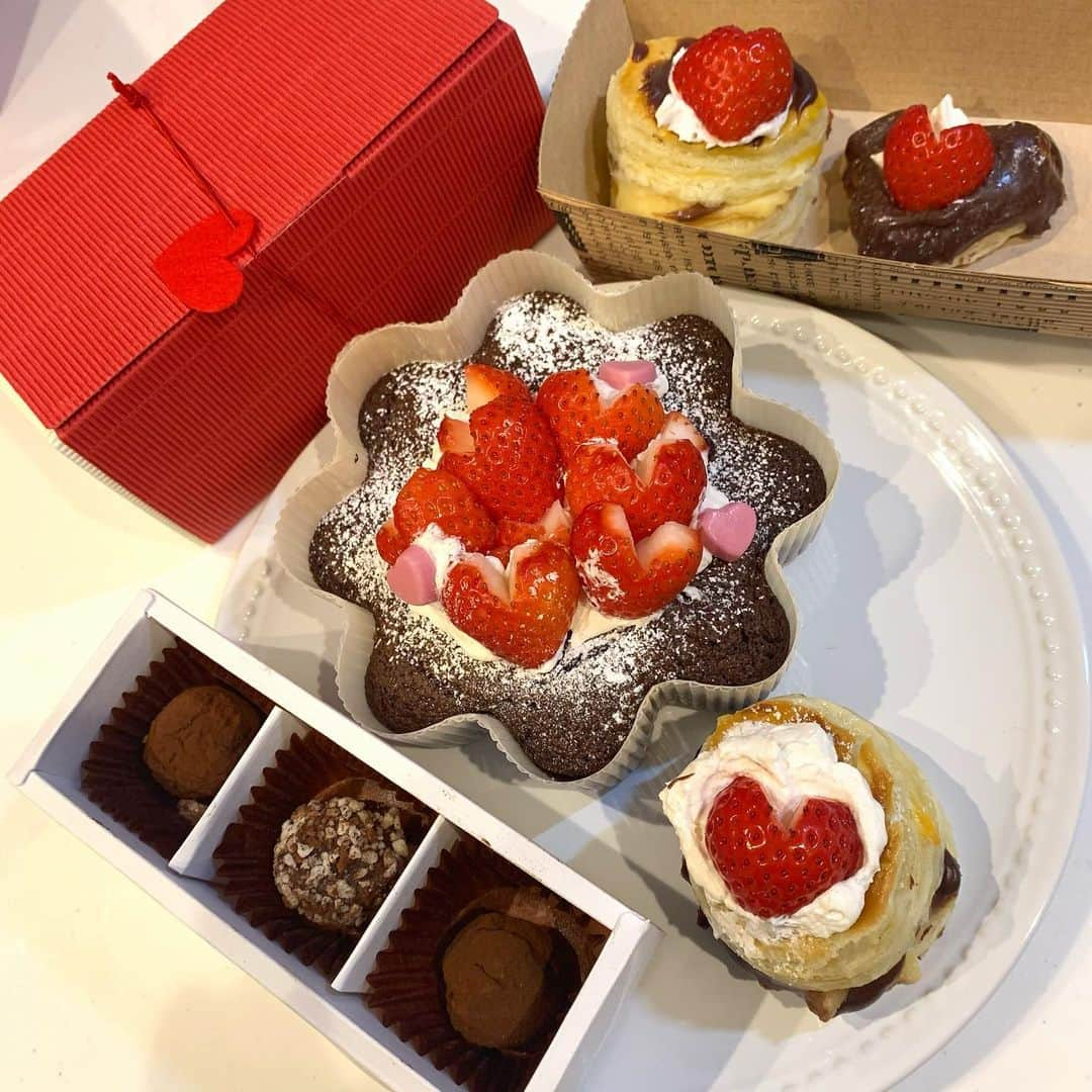 SUZUさんのインスタグラム写真 - (SUZUInstagram)「𝐇𝐚𝐩𝐩𝐲 𝐕𝐚𝐥𝐞𝐧𝐭𝐢𝐧𝐞🍫♥  今年も不器用やけど 手作り頑張った🤤💕  ♥ガトーショコラ ♥生チョコいちごカスタードパイ ♥トリュフ  作ってみた🍫♥  バレンタインって愛がないと 手作りなんて出来へんなぁ〜って 歳とる度に思う🥺  美味しいって喜んでくれてよかった🧸♥  #バレンタインデー#20210214 #バレンタインチョコ#ガトーショコラ #いちごパイ#トリュフ#生チョコパイ #バレンタイン手作り#バレンタインレシピ #バレンタインラッピング #バレンタインチョコ #バレンタインスイーツ#🍫#🤍#愛の日」2月14日 18時50分 - suzuchibi