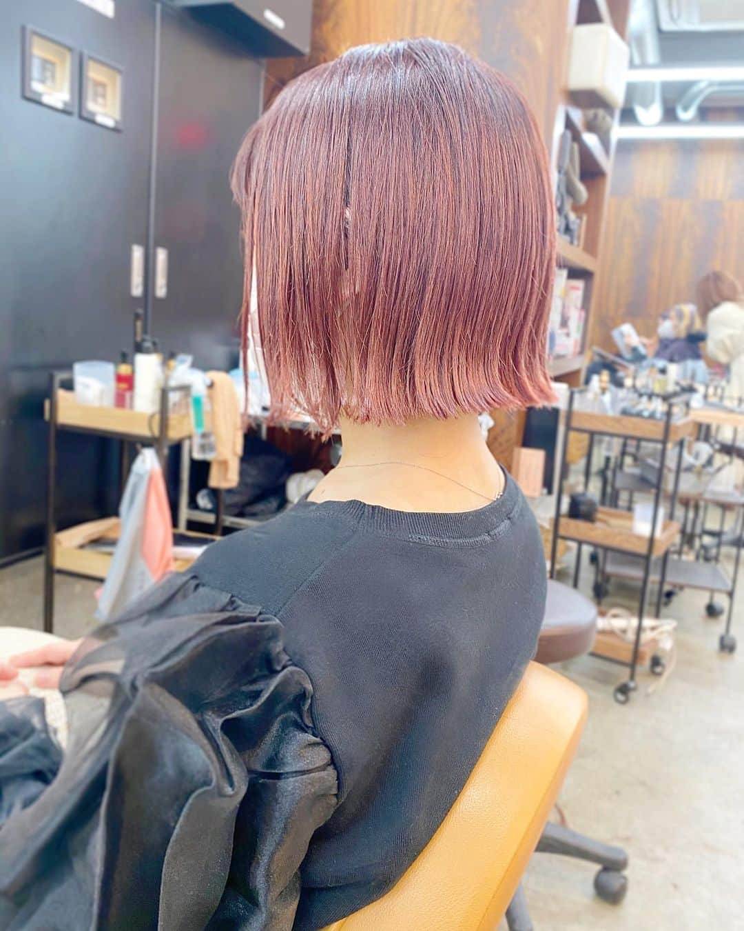 Dressy編集長 ♡miiのインスタグラム：「pink 🍓🍓🍓 10年ぶりのショートボブ🧸 . . #pink #ピンクベージュ #pinkhair  #ピンクヘアー #ショートボブ #ボブ  #髪切った #👶🏼 #思ったより短い😂」