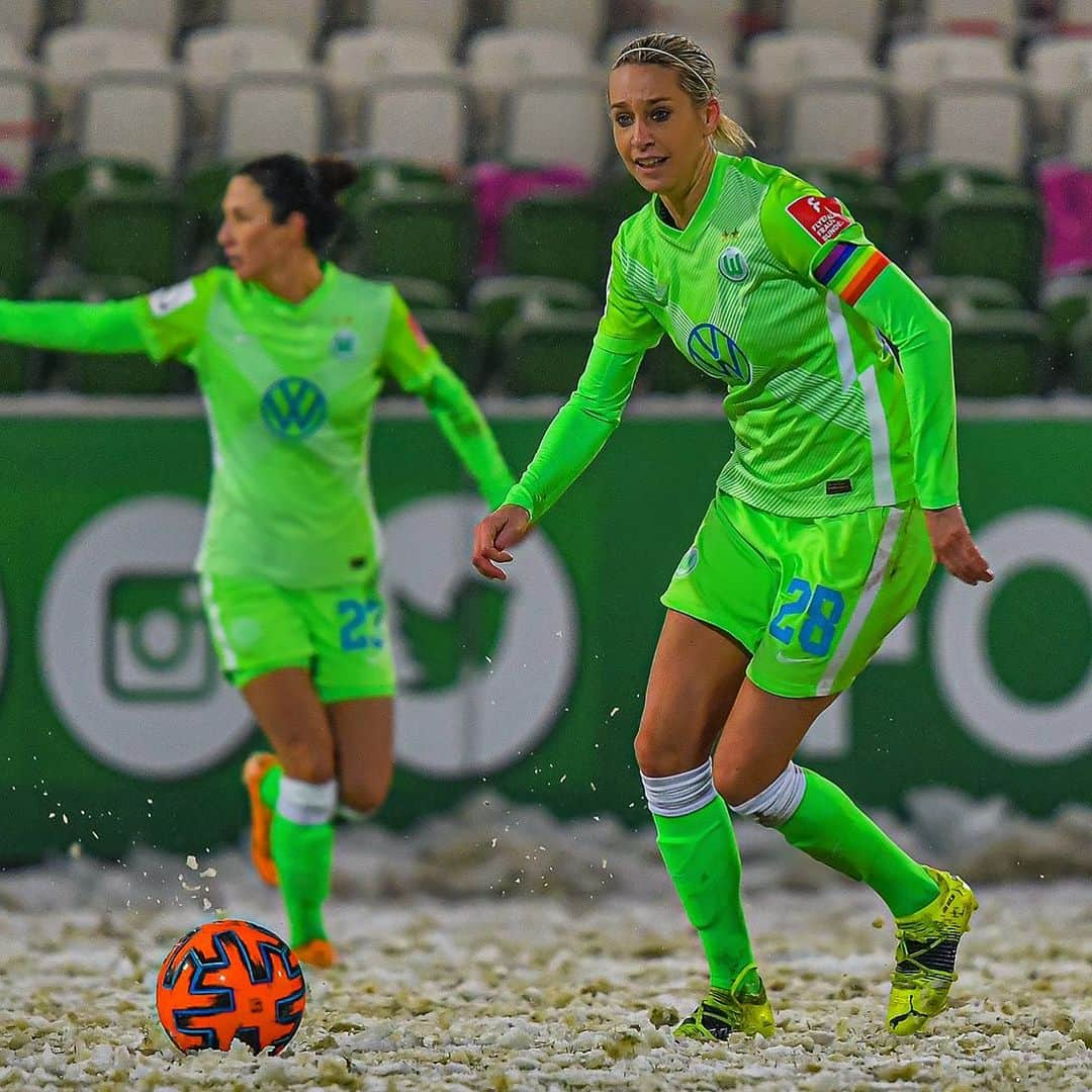 レナ・ゲースリンクのインスタグラム：「Weiter geht's 🐺 🥶  💻 live auf Wölfe Tv   #immerhungrig #dieliga #vflwolfsburgfrauen  #staypositive #wolfsburg #arbeitfussballleidenschaft」