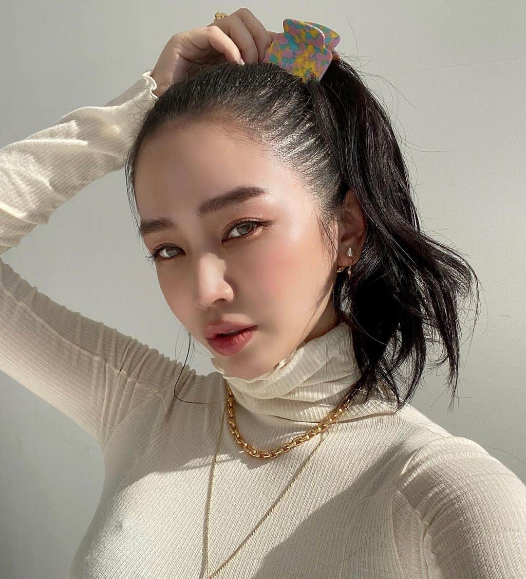 megbabyのインスタグラム：「こんなにいいお天気の日に産後初の撮影がありました🥰✨✨  寝不足で疲れ気味でしたが、久しぶりにメイクとポニテでシャキッとしたよ😂」