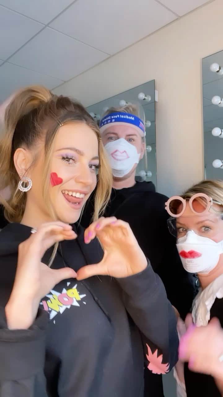 ピクシー・ロットのインスタグラム：「Happy Vally day from us - we love you❤️❤️❤️❤️ @carolinebarnesmakeup @thebradylea @bevstacat123 we love you!!」