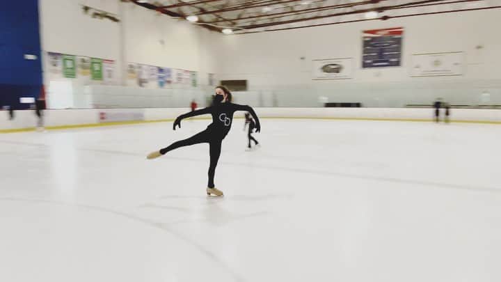 ミーシャ・ジーのインスタグラム：「Edge works” @laylaonice」