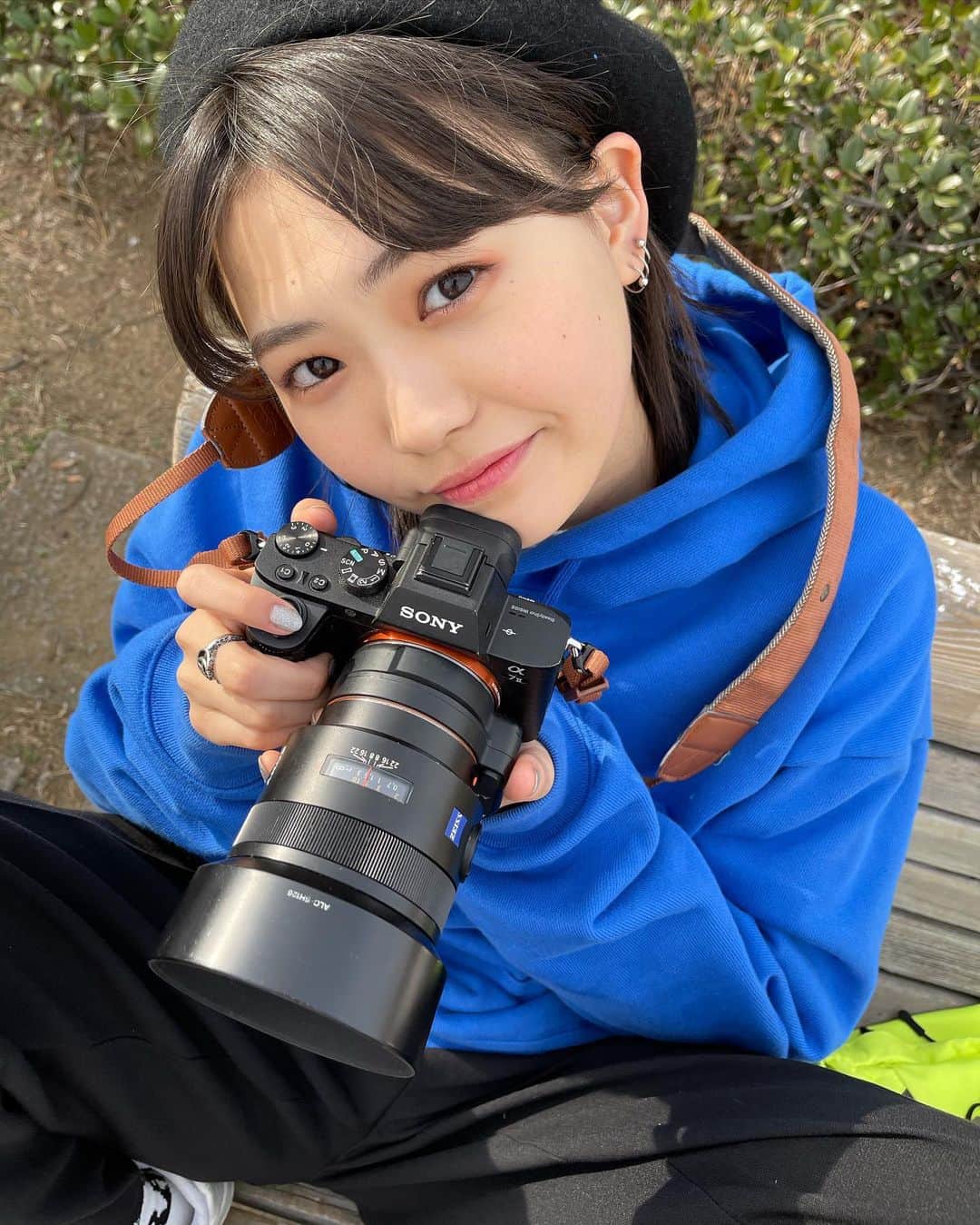 三阪咲さんのインスタグラム写真 - (三阪咲Instagram)「#カメラ女子 風 #カメラ女子風な人がカメラ持ちながらカメラ好きの人にiPhoneで写真撮ってもらってる #謎」2月14日 18時58分 - misaka_saki