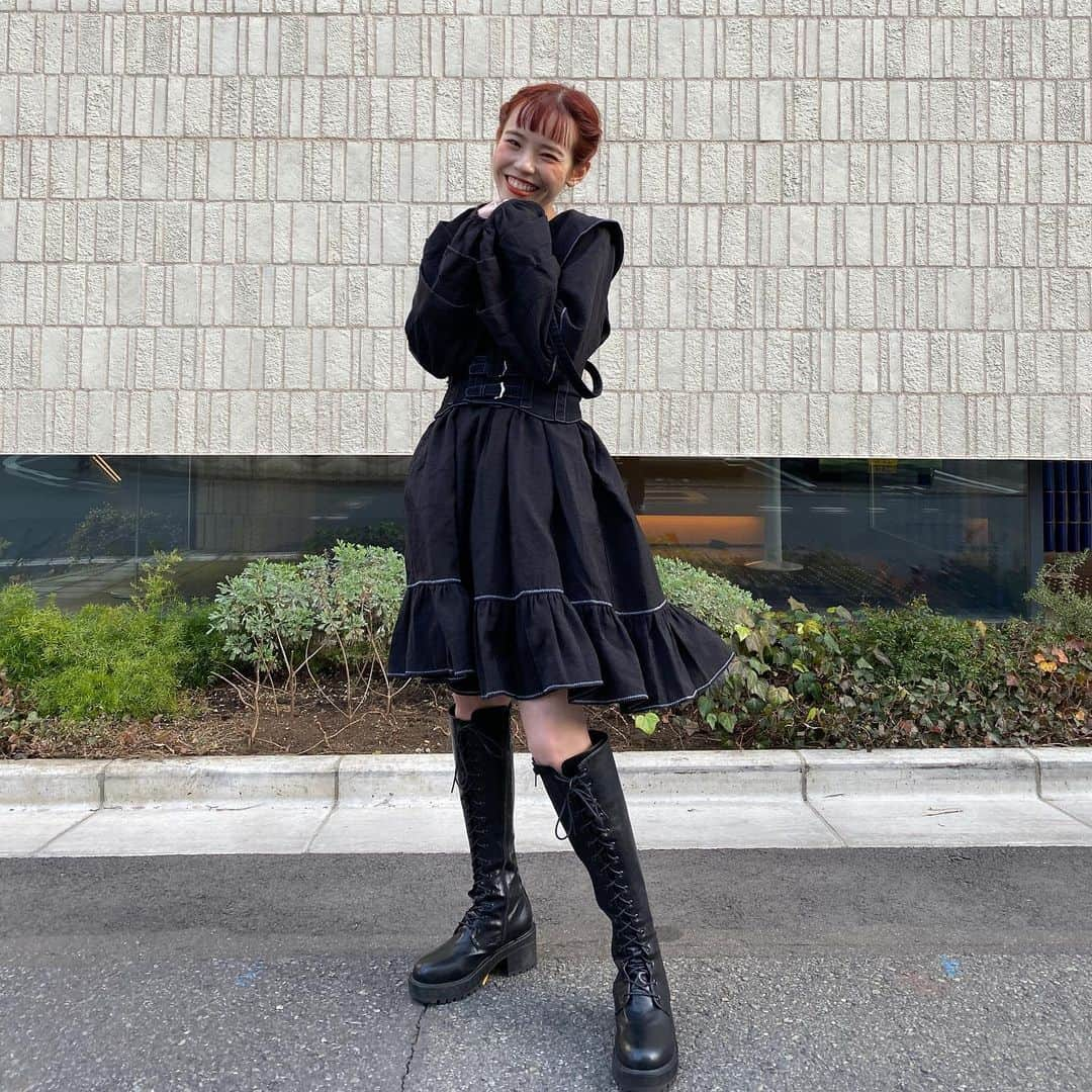 瀬戸あゆみさんのインスタグラム写真 - (瀬戸あゆみInstagram)「Bell Sleave Dress🔔🖤  人気のベルスリーブドレス。 ブラックは着痩せ効果あるなあ。 ハーネスベルト、色々な着こなしが見たいとリクエスト頂いたので、ブラックで合わせてみたver.も載せてます。 最後、謎にぶりっ子してみましたょ🥰  ハリのある素材を使い、ウエストの切り替えからたっぷりと広がったシルエット。 教会の鐘のようなボリュームのある袖にこだわりました。 ポイントに配色のステッチを入れて、ピリッと⚡️ #dearsisterhood」2月14日 18時59分 - setoayumi