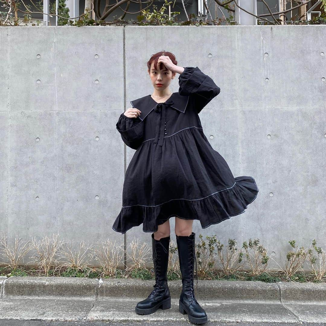 瀬戸あゆみさんのインスタグラム写真 - (瀬戸あゆみInstagram)「Bell Sleave Dress🔔🖤  人気のベルスリーブドレス。 ブラックは着痩せ効果あるなあ。 ハーネスベルト、色々な着こなしが見たいとリクエスト頂いたので、ブラックで合わせてみたver.も載せてます。 最後、謎にぶりっ子してみましたょ🥰  ハリのある素材を使い、ウエストの切り替えからたっぷりと広がったシルエット。 教会の鐘のようなボリュームのある袖にこだわりました。 ポイントに配色のステッチを入れて、ピリッと⚡️ #dearsisterhood」2月14日 18時59分 - setoayumi