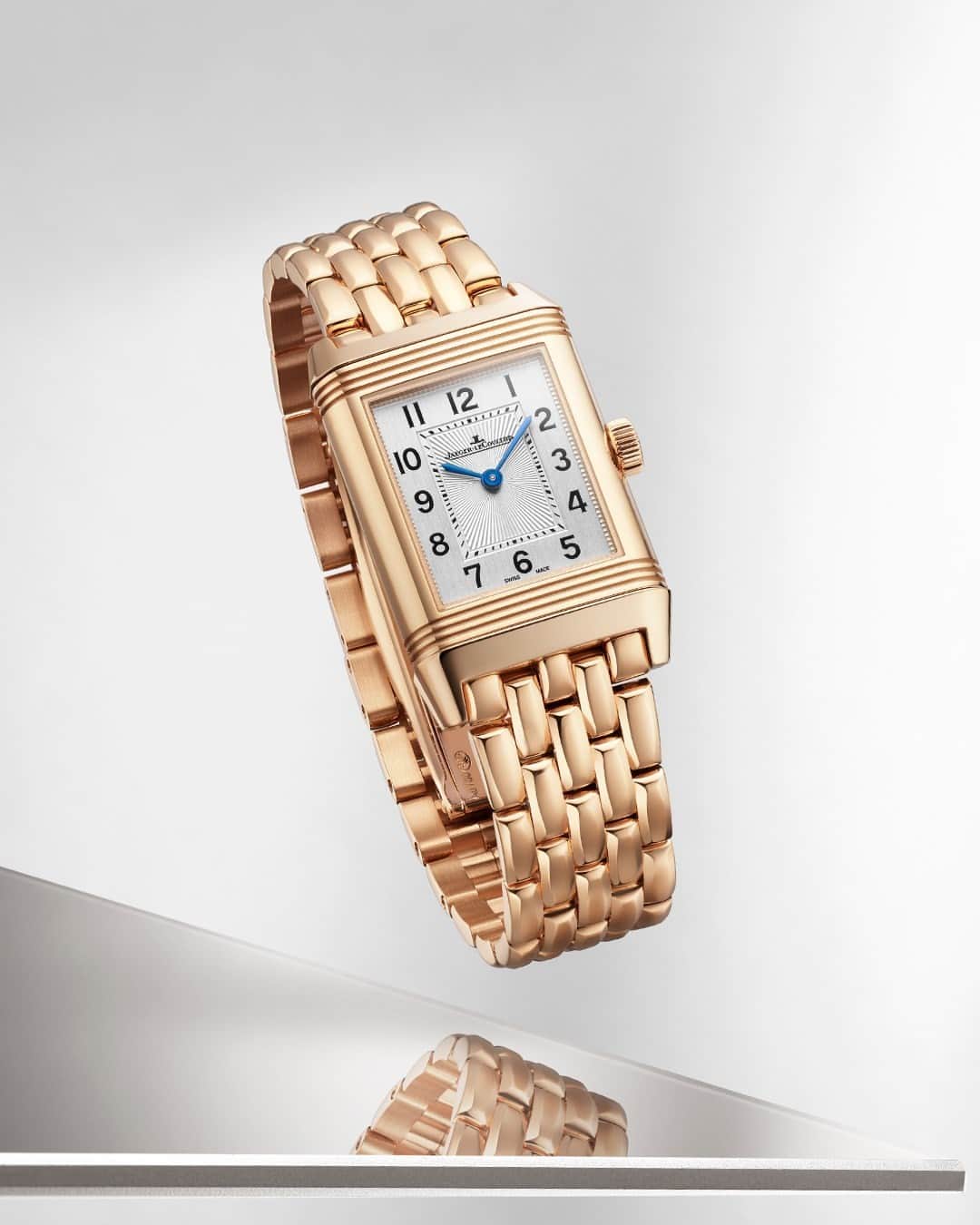 ジャガールクルトのインスタグラム：「Reverso, unexpected golden encounters.  #Reverso _ Reverso Classic Small Duetto _ Vow your love with a timeless icon and reveal every side of you. The two halves of a whole clothed in a twinkling dial adorned by refined gadroons and sprinkled with rose gold. Could it be the gift of a lifetime? _ #JaegerLeCoultre #Reverso #JLCGift #ValentinesDay #Style #ArtDeco #Icon #HomeofFineWatchmaking #SwissWatch #ValleeDeJoux #Watchmaking #Craftsmanship #SavoirFaire」