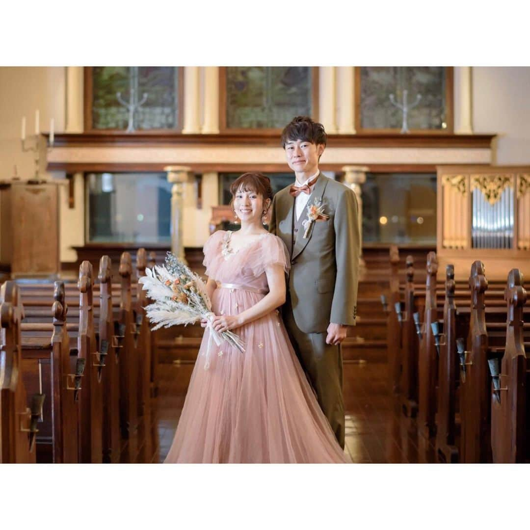 エムスールさんのインスタグラム写真 - (エムスールInstagram)「╲wedding order*╱﻿ ﻿ ﻿ 私が入社した頃から一緒にm.soeur愛を語っていた、大切なご新婦様から素敵なお写真をいただきました。﻿ ﻿ お写真から、お礼のお言葉一つ一つから幸せが溢れていて、心が温まりました＊﻿ ﻿ ﻿ 一度延期された中で、いろいろな苦労があったことと思います...﻿ ﻿ ご両親や参列される方を思って道を選ぶことのできる、﻿ 芯のある素敵なお二人がこうして無事に結婚式を迎えられましたこと、本当に本当に嬉しく思います...*﻿ ﻿ ﻿ ﻿ 期間限定ショップで名古屋に行くたびに、会いに来てくれて、﻿ ﻿ 旦那様とも一緒に遊びにきてくれたこと、 ﻿ プロポーズしてもらったお話、﻿ 指輪のお話、﻿ お仕事の移動のお話、﻿ ご家族との旅行のお話、、﻿ ﻿ たくさんの思い出を想いながら製作しました。﻿ ﻿ ﻿ 私にとっても一生の思い出になるオーダーとなりました◎﻿ ﻿ また笑顔でお会い出来る日を﻿ 心より楽しみにしております♩︎﻿ ﻿ これからも、末長くお幸せに…＊﻿ ﻿ ﻿ 松元﻿ ﻿ ﻿ ーーorder itemsーーーーー﻿ ﻿ ＊ブーケ﻿ ＊ブートニア﻿ ＊ご両親贈呈用フラワーボトルライト﻿ ﻿ ﻿ ーーusing itemsーーーーー﻿ ﻿ ＊リングピロー﻿ ＊フラワーボトルライト　﻿ ＊アジサイのイヤークリップ﻿ ﻿ ﻿ ﻿ #m_soeur #wedding #weddingorder #結婚式 #ウェディングブーケ #ブートニア #フラワーボトルライト #flowerbottlelight #リングピロー #ウェディングアクセサリー #ウェディングヘア #ドライフラワーのある暮らし #花のある暮らし #ハンドメイド #ハンドメイド好きさんと繋がりたい」2月14日 19時00分 - m_soeur