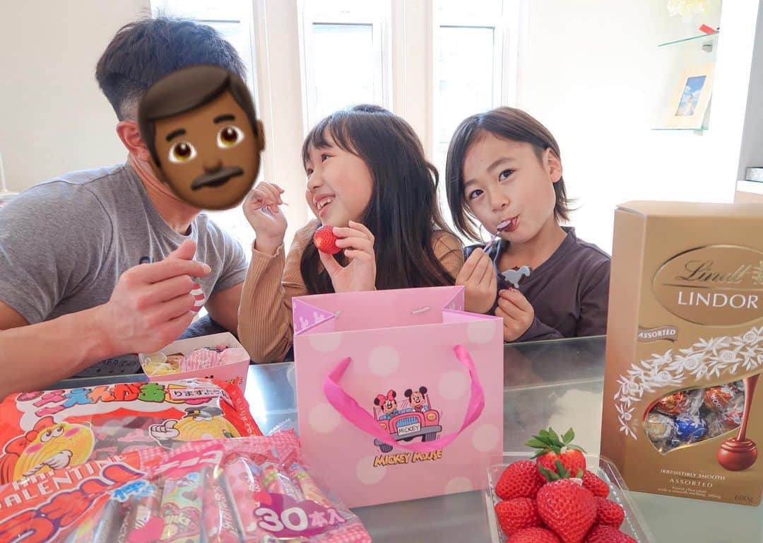 かなのインスタグラム：「． 🍫Happy Valentine's Day💝 ． 今年はキット頼りで簡単に作ったけど簡単だし美味しいし可愛いしで最高だったなぁ🥺💕 謎に今日は顔出し🆖なパパ👨🏾←コレで登場😂 嬉しくて顔がニヤけてるから恥ずかしいんだって🤣💓 ． 杏奈の好きな芸能人が 1位平野紫耀くん、2位櫻井翔くん、3位吉田鋼太郎さん←3位の衝撃が強すぎて将来どんな彼氏を連れてくるのか心配している👨🏾でした🙈笑 ． ． #バレンタイン#バレンタインデー#チョコレート#好きな人#パパと娘#バレンタイン手作り」