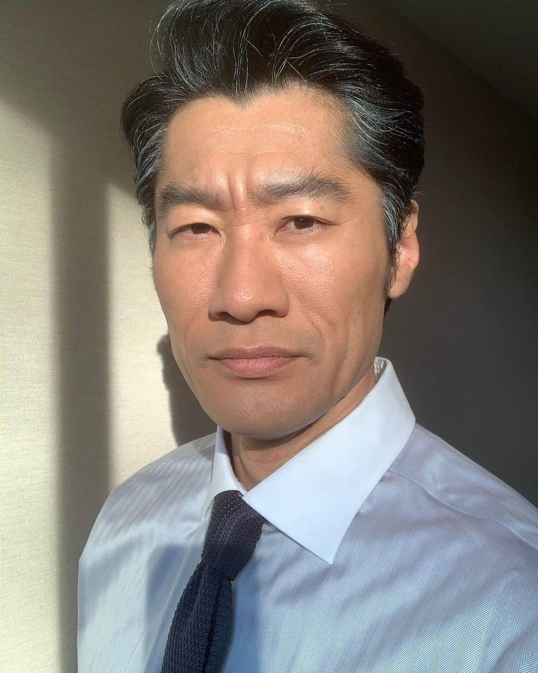 のインスタグラム：「✔︎  少し、老けてみた。 got a little old…  #神様のカルテ #ドラマ #テレビ東京 #txn  #明日 #月曜日 #20時 より #福士蒼汰 #清野菜名  #平山祐介 #yusukehirayama #greyhair #makeup」