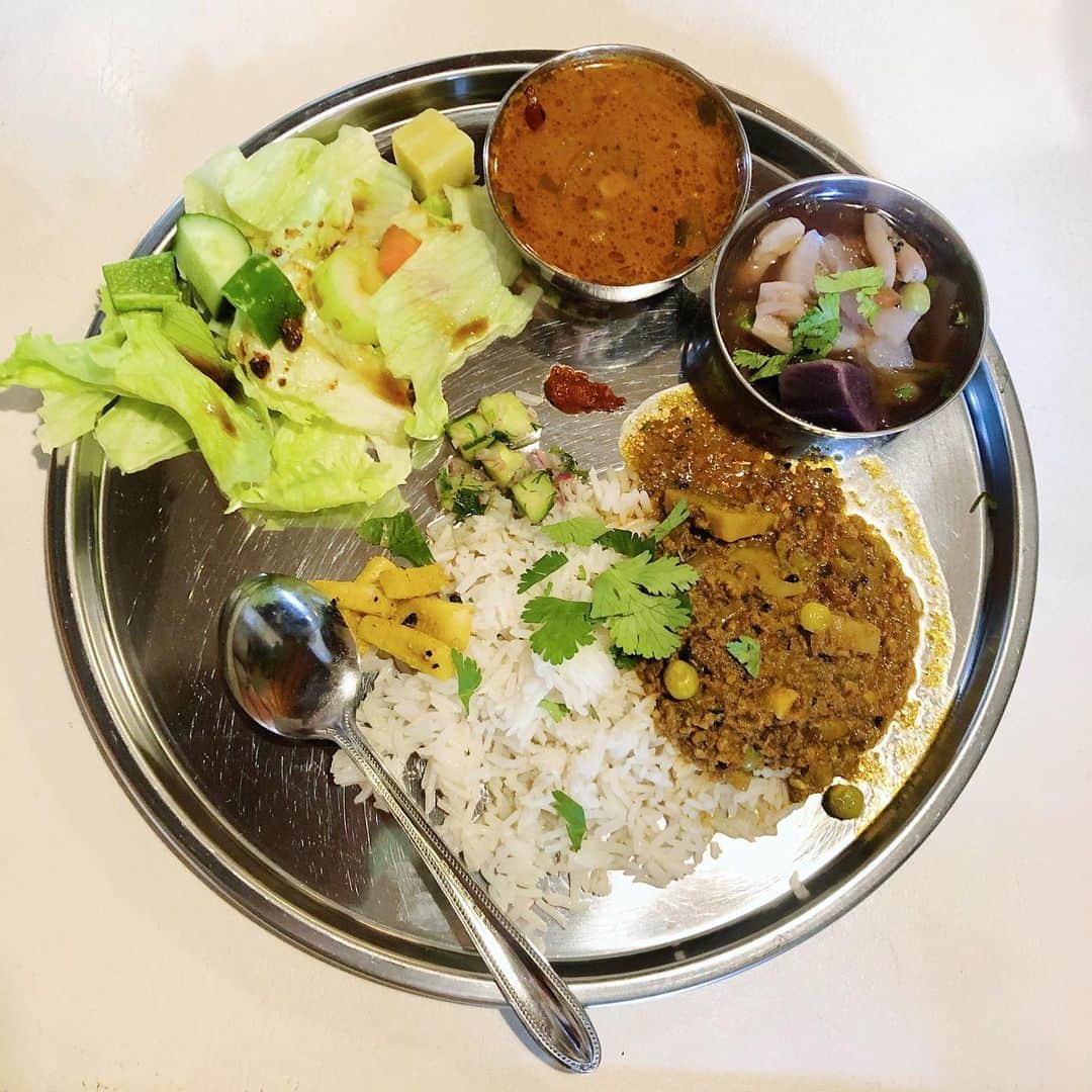 のインスタグラム：「カレーとタコスなお店🍛  @kingroti6   丸祇羅さんタイミング合わずで 2号店のKING ROTIさんへ。  king plate で、ケララ海老カレーと 蓮根キーマ、タコスは柿クリーム🌮  メキシカンな雰囲気を醸しながら、 しっかりスパイスカレー。 軽くて、お米との相性抜群。 YUKATAN スープのライムがさらに カレーを新しくしてくれるのがよかった🍛  〆は柿クリームタコス🌮  関内最近カレーがアツい…！🍛  #timeiscurry #curry #curryrice #currystagram #tacos #kingroti #カレー #カレーライス #カレー好きな人と繋がりたい #関内ランチ #関内 #関内カレー #カレー部 #キングロティ #タコス」