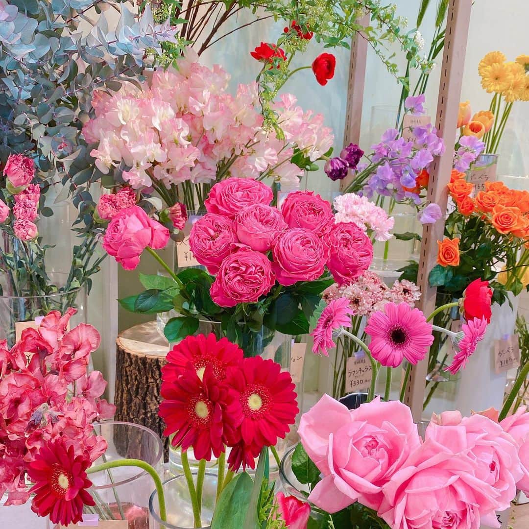 のインスタグラム：「ハッピーバレンタイン❤️🍫 お花屋さんもバレンタインらしくなってて 可愛いすぎて思わず撮ってしまった🥺💕💐」