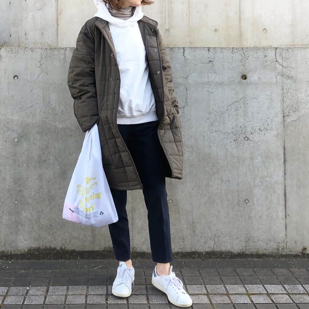 のインスタグラム：「2021.2.14 . . 週末はカジュアルになりがち👟 パーカーにタートルカットソーをインすると暖かいなぁ〜😽 . コート… @uniqlo_jp  パーカー… @spickandspan_jp  タートル… @storynine_jp  バッグ… @openeditions  スニーカー… @adidasoriginals」