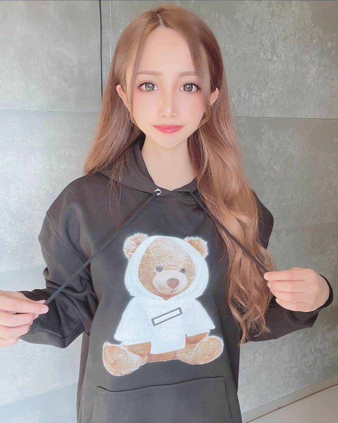のインスタグラム：「久々にハイフ行ってきたよ🐥💕 モテ小顔 新宿本店(@kogao_hifu)の 初めての4Dハイフしてきた🥰 私は目の開きよくしたくて 目の周りと、後顎下ラインを重点的に やってもらった( ˊᵕˋ* ) 半顔ハイフ終わってから鏡見たら 引き上がって目の開きもよくなったの🥺❤️ 小鼻も打ってもらったら 小鼻もキュッとなった😳🌷 . 予約する時にひよこ先輩の インスタ見たって言えば 全顔ダブル打ち放題が通常128,000円が 9,800円になるそうです😳‼️ お店の方も美人で気が効くし優しいし また絶対行く😭💕✨ . #モテ小顔 #4Dハイフ #ハイフ #小顔 #小顔サロン #新宿 @yri0308」