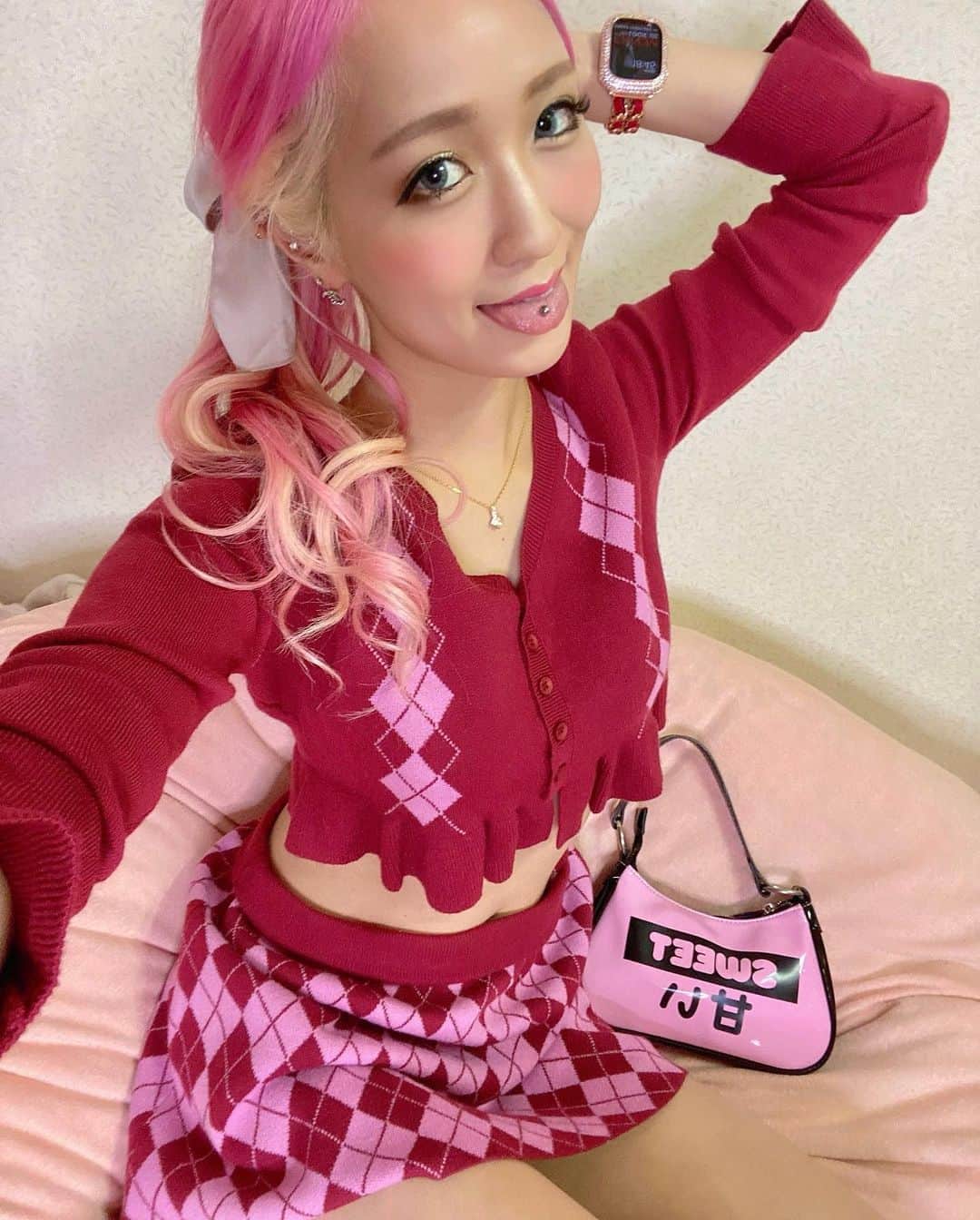 Yumikaさんのインスタグラム写真 - (YumikaInstagram)「ハッピーバレンタイン🍫 ピンクコーデ💝 YouTube動画でこのコーデも紹介してるよ✨✨ 甘いものは嫌いです。  皆様地震大丈夫でしたかー？  #instafashion #dollskill #beadoll #sugarthrillz #yuminemstyle #pinkhair #gyarufashion #japanese ピンクコーデ #medistore」2月14日 19時06分 - yuminem923
