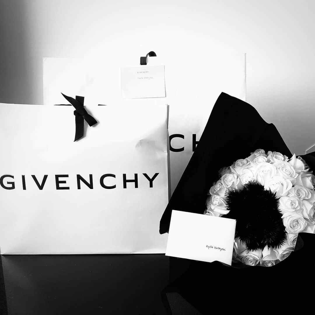 片寄涼太のインスタグラム：「I’m so grateful for this new encounter...  Please look forward for the announcement tomorrow. ⚫️⚪️ @givenchyofficial  @matthewmwilliams」