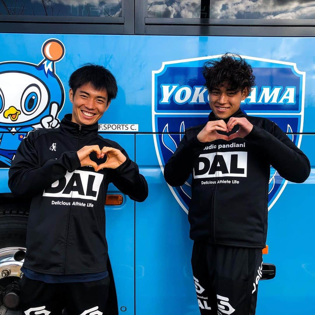 横浜FCさんのインスタグラム写真 - (横浜FCInstagram)「- Happy Valentine's Day🍫👬 - #yokohamafc #横浜FC #RECORDTHEBLUE #JLEAGUE #Jリーグ #happyvalentinesday」2月14日 19時07分 - yokohamafc_official