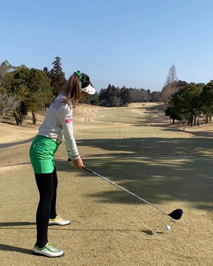 鎌田ハニーのインスタグラム：「ドライバースイング動画⛳️🏌️‍♀️📹 頭から足元までグリーンコーデ💚💚💚 コースで最高の練習が出来ました‼️ #ゴルフスイング動画 #女子プロゴルファー #ゴルフ女子 #lpga #鎌田ハニー #ゴルフウェア #エフィカス #efficacehomme #progolfer #lovegolf #golfstagram #golfswing」