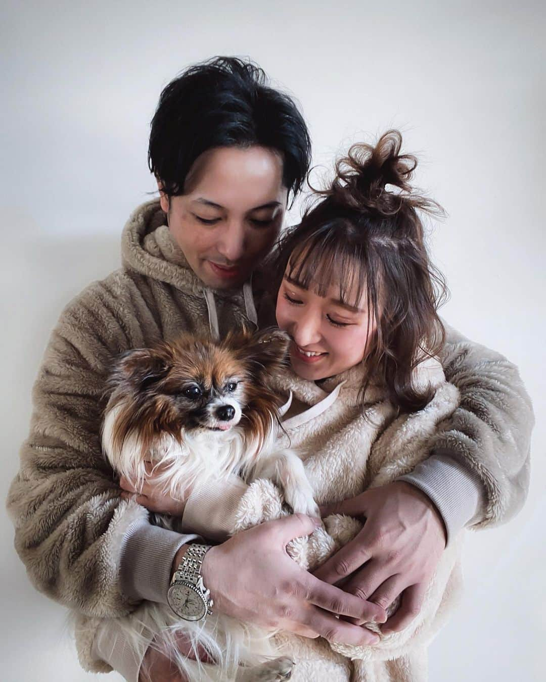 Kousuke Kawagutiさんのインスタグラム写真 - (Kousuke KawagutiInstagram)「愛犬と写真もスペシャル価格です . 前撮り、後撮りスペシャル企画再開します . 2度目の緊急事態宣言により . 沢山の新郎新婦が悲しんでいると思います . 結婚式を担当するお客様もまた延期や中止の報告が来ています . 少しでも笑顔になってほしい . 僕からのささやかなプレゼント企画です . 写真だけでも残したい . そんな気持ちに応えたい . 全国の花嫁さん . 僕に任せていただけませんか？ . 絶対満足いく前撮りにさせていただきます . もちろん緊急事態宣言後の予約で構いません . 本当に . 本当に . 笑顔になってほしいだけなんです . DMにご連絡ください . よろしくお願いします . (少しでも全国の皆さんに伝わることを願っています。フォロワーの皆様拡散していただけないでしょうか？よろしくお願いいたします🙇‍♂️) . (感染対策はしっかりおこなっているので安心してお越しください) . ブライダルフォト . 前撮り、後撮りスペシャル企画延長致します . 基本料金20000円(税別) (スタジオ撮影であればこのスペシャル価格です) . 場所(スタジオ) SEKAKOU 〒500-8152 岐阜県岐阜市入舟町4－７－２ 赤尾ビル 1階 090-5114-4790 https://goo.gl/maps/ArVAEzC4qY3qg6rPA . ロケーション希望の方 (他県に行く場合、出張費、交通費がかかります) . (新婦ドレス40種類以上) ※ヘアセットとドレスは基本料金に含まれています . (※新郎の衣装は付いていませんがGUやユニクロ、メルカリなどで購入される方がほとんどです) . (写真全カット差し上げます)500枚から1000枚 (iPhone撮影です) . (ムービー📽も差し上げています) ロングムービーの場合オプションです . (オプションでロケーション撮影、ドレスチェンジ、ヘアチェンジもできます) . (旦那さんとのペア撮りはもちろんお友達を呼んでの撮影やご親族での撮影もできます) . (ブーケや飾りも付いての料金です) . 持ち物 新郎の衣装👔 新郎の靴👞 新婦の靴👠 ヌーブラ です . DMにご連絡ください . 結婚式のヘアメイク💄も全国どこへでもいきますので気軽にご連絡ください . ※この価格は2021年で終了します。 . できるだけ早いご予約お待ちしています。 . #ヘアアレンジ#ロケーション#ヘアスタイル#ヘアセット#ウェディングドレス#ヘアメイク#ウェディング#ブライダル#ドレス#ブライダルフォト#家族写真#レンタルドレス#ファッション#岐阜美容師#前撮り #hair#wedding#後撮り#美容室#美容師#美容学生#岐阜美容院#instalove  #プレ花嫁#セミナー#愛犬#SEKAKOU#花嫁ヘア . 2019年11月1日 . SEKAKOUオープンしました . カット カラー パーマ ヘアセット すべてのお客様にヘアアレンジをしますよ✨ もちろん結婚式、成人式、卒業式のセットも受付しています 予約受付しています DMでご連絡ください よろしくお願いします🙇‍♂️ . hair @kousukekawaguti  . model  . accesoorry  . earring  . dress  . bouquet  . camera @sekakou_wedding_hair_salon . studio @sekakou_wedding_hair_salon」2月14日 19時09分 - kousukekawaguti