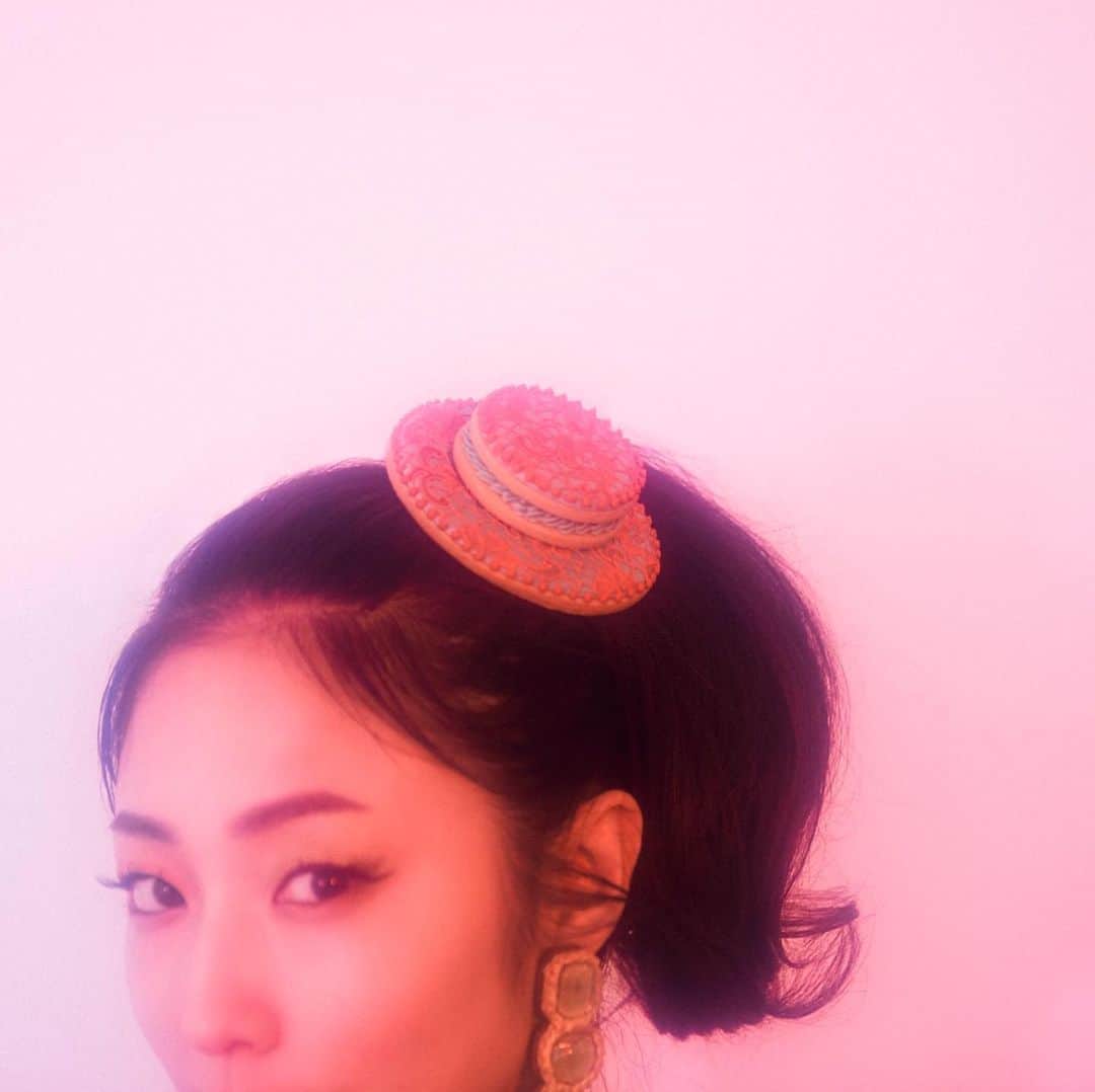 ai okadaのインスタグラム：「@m__collaborate  @megumi1818   photo by @photoby217  hair make @megumi__kato  text by @seiko.kigawa   ベッドアクセはクッキーで イヤリングはクッキーと飴で✨ happy valentine's day🌷🌷🌷」