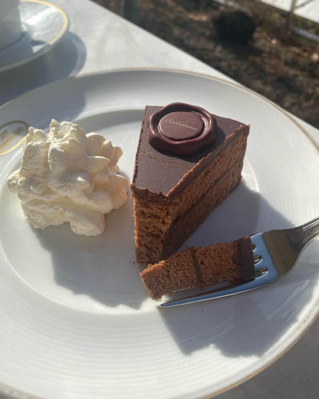 前田希美（まえのん）さんのインスタグラム写真 - (前田希美（まえのん）Instagram)「今日はバレンタインに なちょにデートに誘われたので @cafe_landtmann_aoyama に 行ってきました。  今日はぽかぽかだったので テラス席にしました︎☺︎ ここのケーキが美味しすぎてとろけました…  多分またすぐ行きます。 それくらい美味しかった… 忘れられない⸜❤︎⸝‍  お買い物したりと楽しい時間でした。 なちょ、ありがとう。  #cafelandtmann #表参道カフェ  #のんカフェ巡り #omotesandocafe  #cafe」2月14日 19時11分 - maeda_nozomi