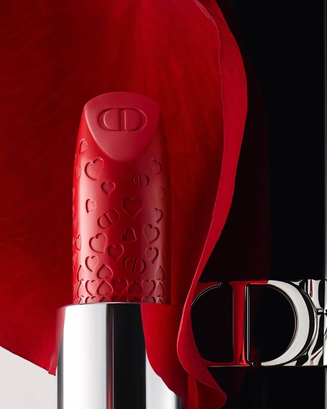 Dior Makeupのインスタグラム：「The new, limited-edition Rouge Dior for Valentine's Day is the best way to celebrate love on this special day. Try it now! • ROUGE DIOR 999 SATIN • #diormakeup #wewearrouge #valentinesday」