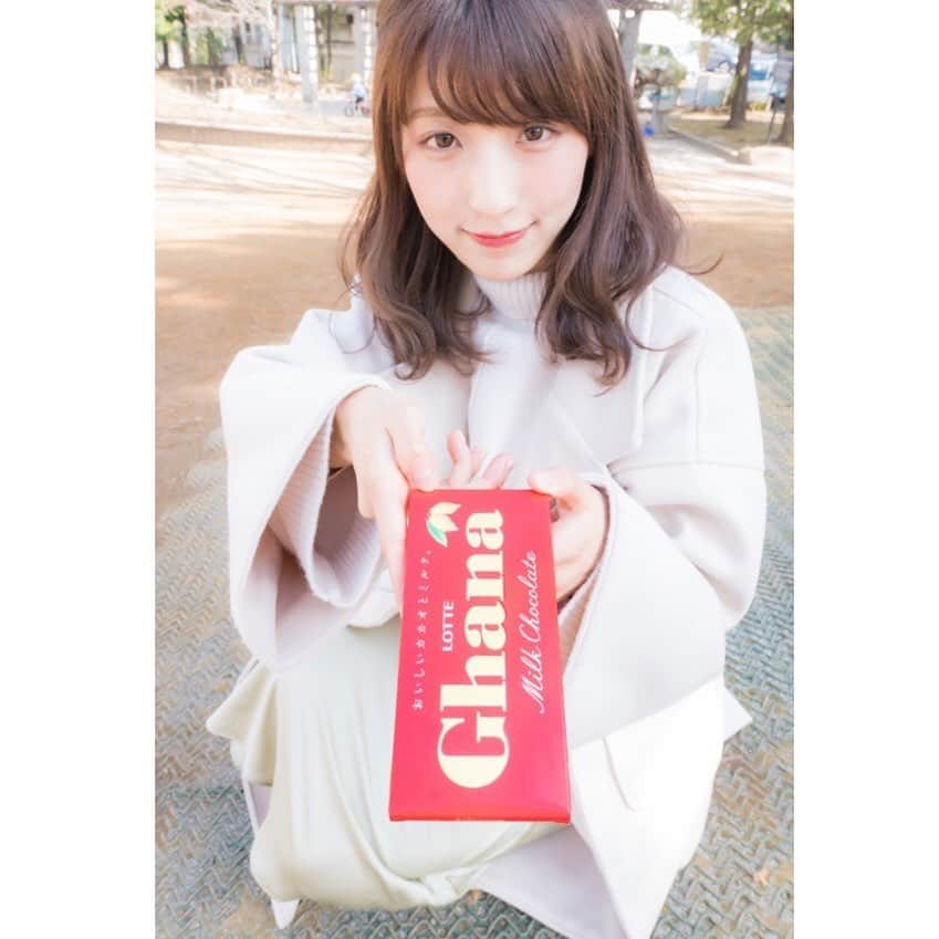 白木愛奈のインスタグラム：「ハッピーバレンタイン🍫💗  ガーナは赤が1番好きです！いや白も同じくらい好きです！😊 料理は練習中です！笑  #バレンタイン #チョコ」