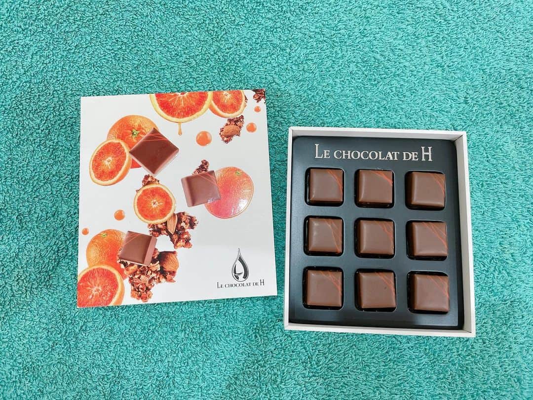 金子実加のインスタグラム：「awwwwww😍🍫🌹❣️❤️ C’est merveilleux ✨✨ 幸せを感じる❤️ Merci 🙏  . . . . . . . .  #joyeusesaintvalentin #saintvalentin #valentine #valentineday #バレンタイン　#chocolate #lechocolatdeh #チョコレートキャンドル　#チョコレートソムリエ　#辻口博啓 #辻口シェフ #chocolat #サロンデュショコラ」