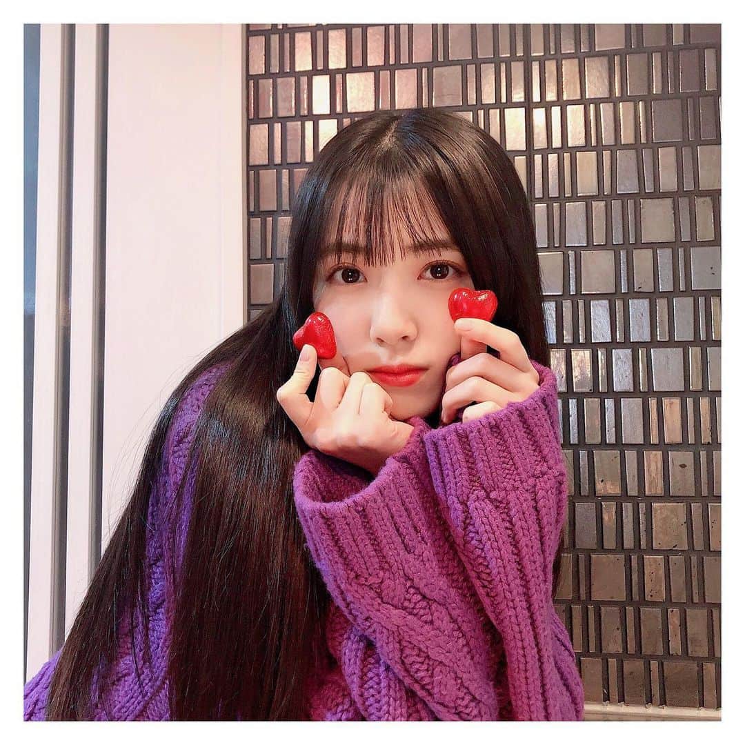 のインスタグラム：「♥ Valentine…﻿ ﻿ ｡+☆ﾟ+｡★｡+ﾟ☆ﾟ+｡★｡+ﾟ☆ﾟ+｡★｡+ﾟ☆ﾟ+｡+ﾟ﻿ ﻿ HAPPY VALENTINE...😋﻿ 今日はバレンタインデーですね🍫💓﻿ 毎年なんだかんだ作っていましたが、﻿ 今年は初めてチョコ作らなかったです😅(笑)﻿ ﻿ チョコって美味しいですよね…(*´꒳`*)﻿ 皆さんはどんなチョコが好きですか( ¨̮ )/💫﻿ ﻿ バレンタインにちなんで…﻿ “バレンタインデー”と“チョコレート”の手話を🙌﻿ 分かりやすいのですぐ覚えられるはず👍🌟﻿ ・﻿ Today is Valentine's Day!❤️﻿ What kind of chocolate do you like?🍫﻿ ﻿ ｡+ﾟ☆ﾟ+｡★｡+ﾟ☆ﾟ+｡★｡+ﾟ☆ﾟ+｡★｡+ﾟ☆ﾟ+｡﻿ ﻿ #19歳 #結那 #バレンタイン #バレンタインデー #手話バレンタイン #チョコレート手話 #チョコレート #チョコ #しゅわっとゆいな #手話勉強中 #Valentine #Valentineday #chocolate #signlanguage」