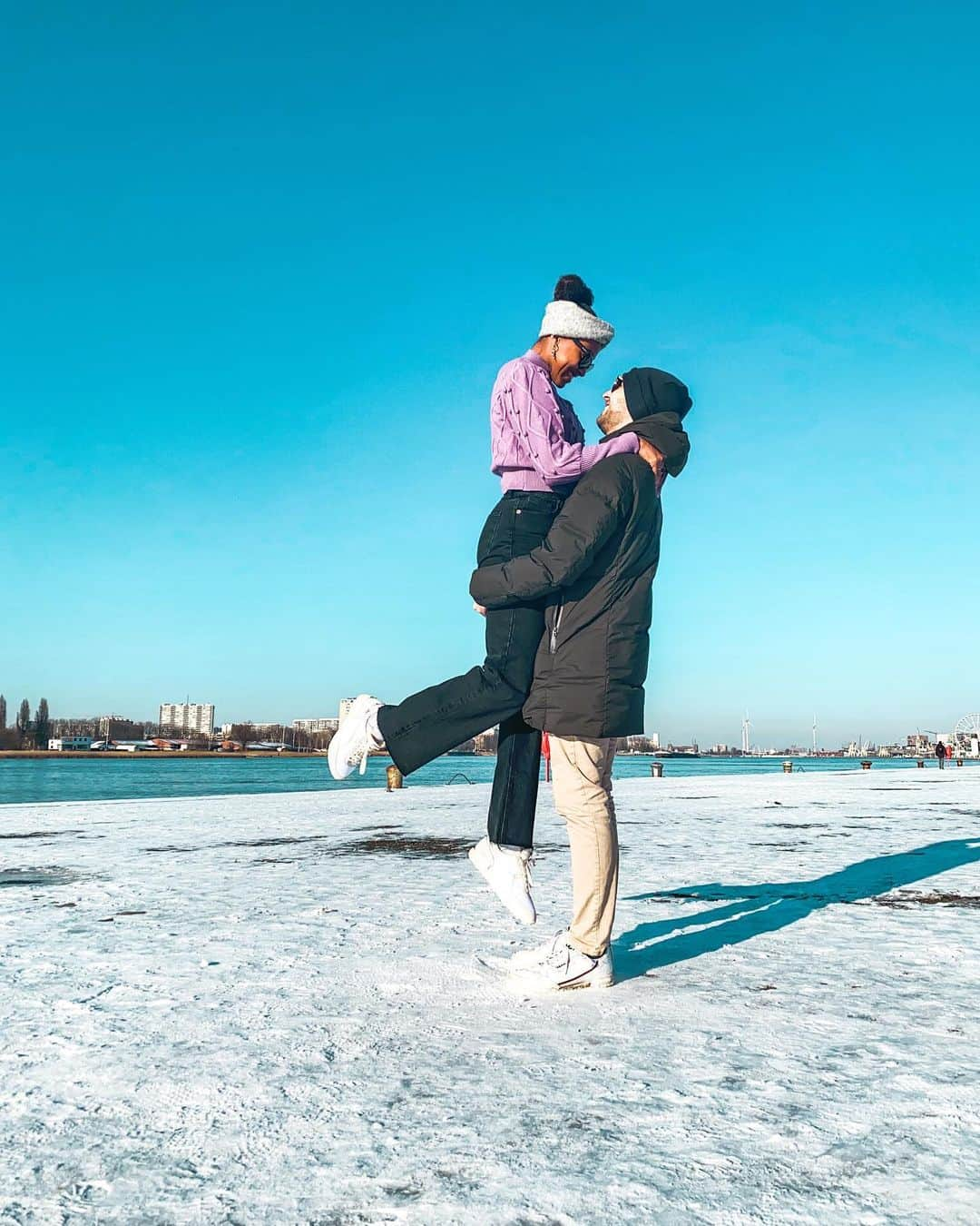 サラ・アチョさんのインスタグラム写真 - (サラ・アチョInstagram)「I love you 8 days a week 🤍🖤 #valentines  . . . #mixedcouple #couple #couplegoals #love #loveyou #relationshipgoals #coupleshoot #mixed #valentinesday」2月14日 19時13分 - sarah_atcho