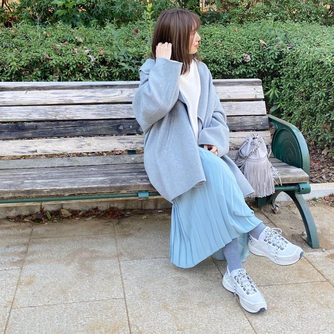 ryokoのインスタグラム：「𝒸ℴℴ𝓇𝒹𝒾𝓃𝒶𝓉ℯ 𓂅  @uniqlo × @kobe_lettuce ユニクロのプリーツスカートの着回しコーデ。春っぽくてキレイなブルーがお気に入り💙 ． 𝑘𝑛𝑖𝑡 #kobelettuce 𝑠𝑘𝑖𝑟𝑡 #uniqlo #uniqloginza → #シフォンプリーツロングスカート xsサイズ 𝑐𝑜𝑎𝑡 #gallardagalante 𝑏𝑎𝑔 #jandmdavidson  ． ． ． 投稿しようとして保存してたやつ間違えて投稿しちゃってました💦いいねいただいた方すみません🙇‍♀️ #uniqloginza #uniqloginza2021ss #uniqlolifewear #apc #locari #ootd4nylonjp #神戸レタス #ユニクロ #プチプラコーデ #uniqloコーデ #ユニジョ #ママコーデ #コーデ #いつコ #低身長コーデ #おちびコーデ #149cm #スニーカーコーデ」