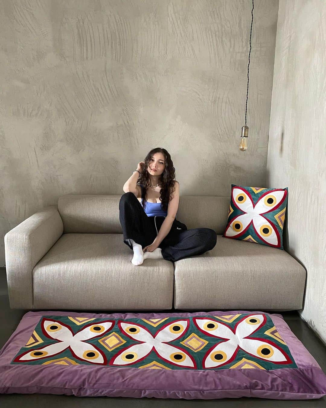 Aya Shalkarのインスタグラム：「Значительную часть своей жизни провожу на шикарном диване @andtradition из @elements.store 🦭♥️」