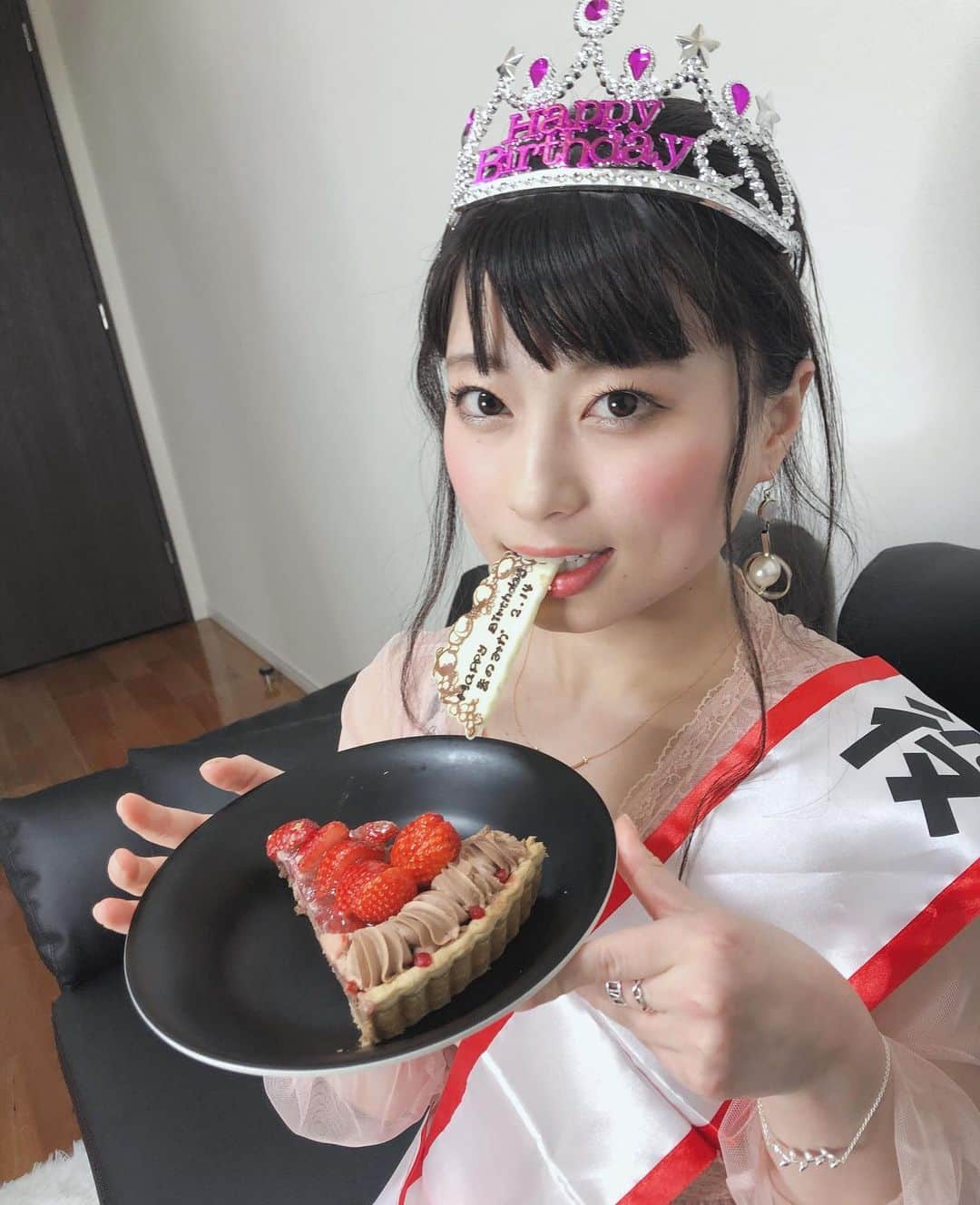 日下部美愛のインスタグラム：「大好きな真野ちゃんの24歳のお誕生日 迎える瞬間一緒に居られて幸せだったな 真野ちゃんにとって素敵な一年になりすように‪‪❤︎‬  #birthday #キルフェボン #생일케이크  #생일축하해  #생일파티  #photo #japan #model #me #hair #fashion #fashionblogger #makeup  #followme #instagood #camera #instadaily #dailylook # #사진 #데일리  #데일리 #셀카 #메이크업」