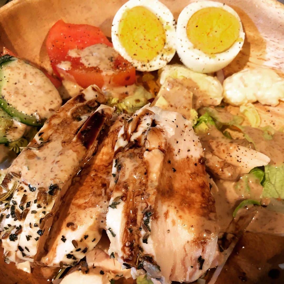 中村譲のインスタグラム：「ここ2週間、毎晩このメニュー。 ムネ肉、野菜、バルサミコ、時々ゴマだれ。飽きないのは、ボニーク様々！🤞🤞 禁酒4日目。撮影までHere we go! #筋肉飯  #タンパク質  #ヘルシーメニュー  #ムネ肉  #ボニーク  #低音調理器具  #healthyfood #dinner #muscle #boniq」