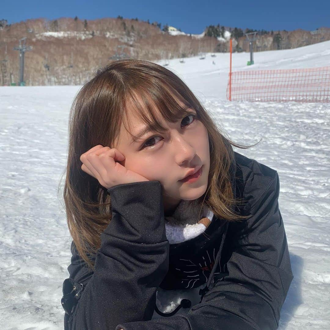 塚本美玲のインスタグラム：「ゲレンデバレンタイン🍫🤍 ﻿暖かかったからパーカー一枚で滑った🏂 ﻿ ﻿ ﻿ ﻿ ﻿ #ゲレンデ#スノボ#スノボ女子#スノボー女子#バレンタイン#スノーボード#スノーボード女子﻿ #happy#Valentine#day#snow#board#snowboardgirl#japanesegirl#followme#cosplayer#japanese#cosplay#akihabara#lingerie#lingeriemodel#portrait#kawaii」