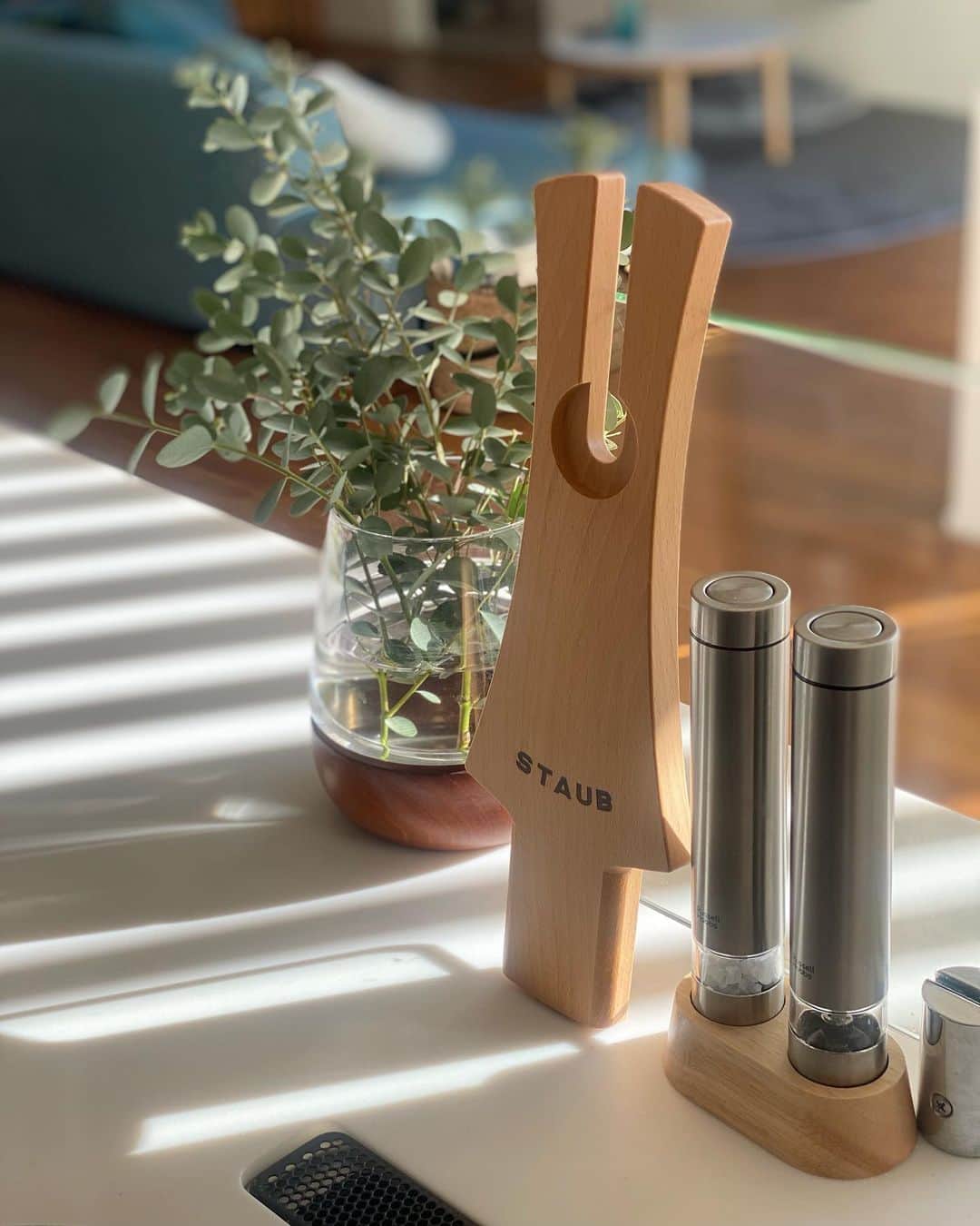 minminのインスタグラム：「@a.organize さんに 教えて頂いたストウブ専用の鍋つかみ✨  ストウブの蓋って重いし熱持つし、 布製の鍋つかみでもたまに熱っ💦って なっていたのです😅  これは取手から遠いし インテリアに馴染むデザインもお気に入り さらに持ち手部分は鍋の取手に立てることも✨  詳しくは楽天ルームで紹介してますので そちらをご覧になって下さいね👉　@amiagram  @a.organize さんは有名な 整理収納アドバイザーだけあって こういう小物を見つけるのが本当に上手い✨ いつも色々と参考にさせていただいてます。  昨日紹介していたダイソーの スポンジホルダーも似たような商品があるのは 知っていたけど、まさかダイソーにあったなんて😱💦  あのスポンジホルダーも売り切れる前に 速攻で買いに行って来ようと思います🤭✨  #staub#ストウブ#ストウブ鍋つかみ#ストウブ鍋#キッチン雑貨#ペッパーミル#キッチン#植物のある暮らし#インテリア雑貨#キッチンインテリア#キッチングッズ#楽天roomに載せてます#roomインフルエンサー」