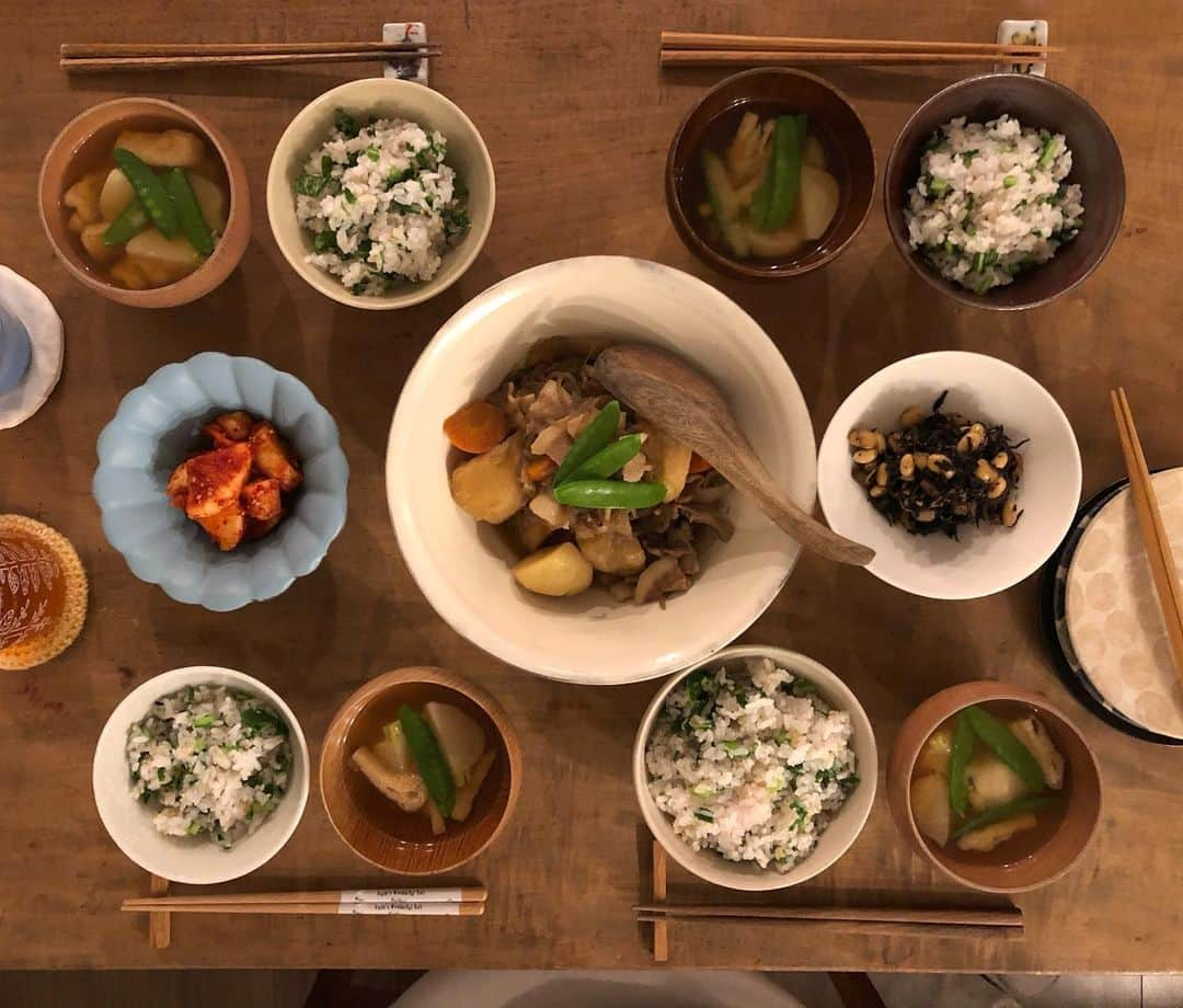 yu__gohanのインスタグラム：「2021.2.14 ・ 肉じゃが 生姜入り豆ひじき煮 カクテキ 蕪と絹さやの味噌汁 蕪の菜飯 ・ #夕飯 #暮らし」