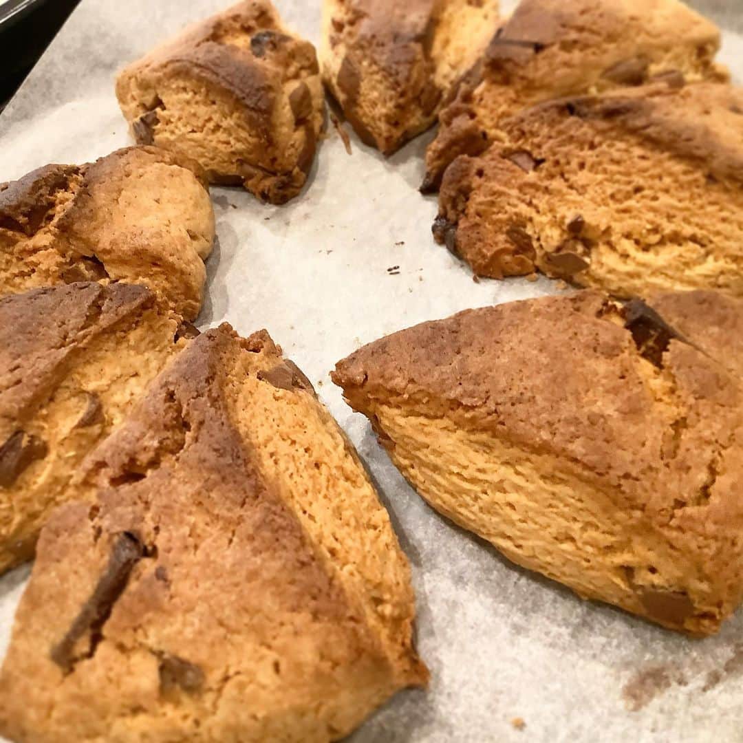 MII MAMAのインスタグラム：「. . . リスナーさんに教えてもらった チョコスコーンを配信で作ってみたら... . 色々事件発生で チョコスコーンがチョコクッキーになりました🤭 . やっぱりお菓子作りは難しい😂w #お菓子は買おう w ------------------------------------------ 🔎White Style mi mama 良かったらチャンネル登録お願いします🙇🏽‍♀️ #YouTube#ユーチューバー#主婦ユーチューバー#MIIMAMA##チャンネル登録お願いします#2児ママ#年子ママ#ホワイトインテリア#モノトーンインテリア#シンプルな暮らし#収納#ホワイト収納#イチナナ#イチナナライバー#専属ライバー#主婦ライバー」