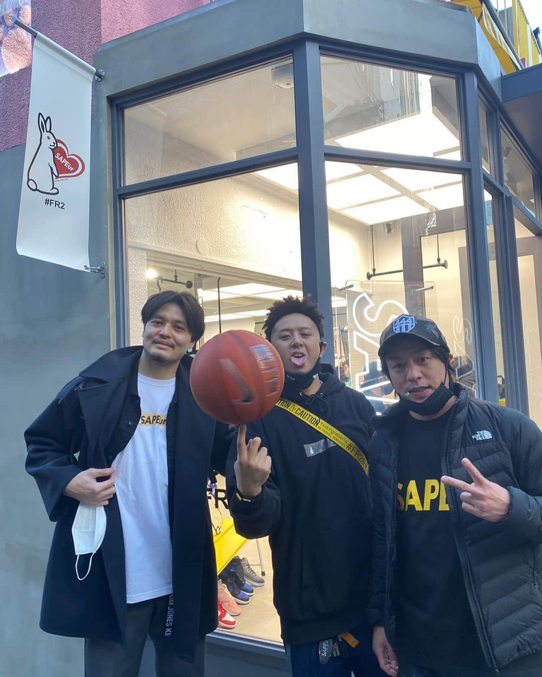 宮崎大輔のインスタグラム：「サプール‼️ いつもノブナガさんヒロさんありがとう😭  #sapeur  #handball #宮崎大輔 #popupshop  #bennu」