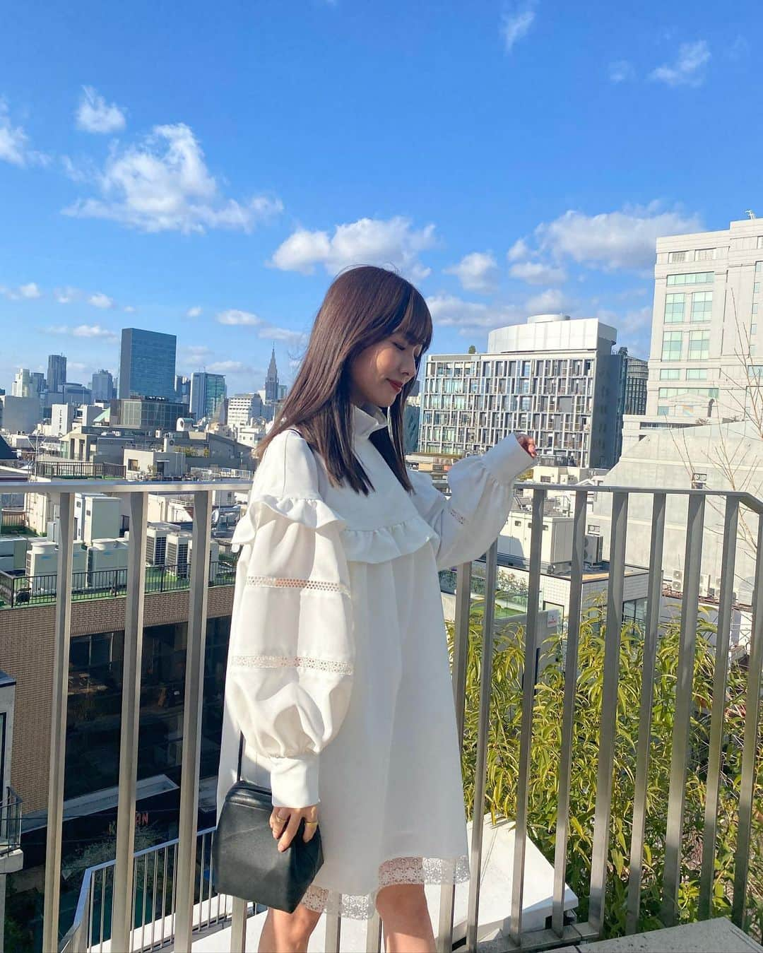 前田希美（まえのん）さんのインスタグラム写真 - (前田希美（まえのん）Instagram)「そして今日の #のんの私服 は あみしぃさんが作られた、 @miriam_vintage さんのワンピです。  今日からZOZOTOWNさんで 限定販売みたいです︎☺︎  回収したペットボトルなどから作られた 再生繊維を使用した、 サスティナブルなお洋服みたいで もうそれだけで素敵ですよね。  着てるだけでテンション上がって 袖のボリューム感も、ネックのフリルも、 丈感も、生地も、全部好きでした。  あみしぃさんらぶ。 また早く会いたいです。  #code #fashion #onepiece  #のんの私服 #swanlakedress」2月14日 19時23分 - maeda_nozomi