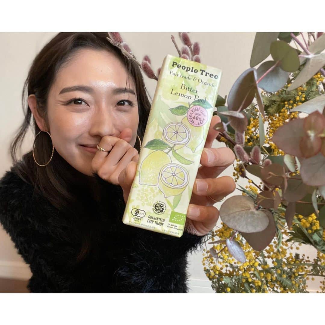 のインスタグラム：「Happy Valentine🧡 ちゃっかり自分用に買ってあったチョコレート🍫笑  大好きなレモンピール🍋 @peopletreejp  . . #フェアトレードチョコレート #organic #peopletree #レモンピール #サステナブル #sustainable #エシカル #fairtradechocolate #フェアトレード #cacao」