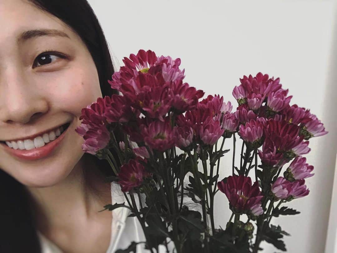のインスタグラム：「この間のお花、 一週間以上経つけれど まだまだ元気です 下の方の小さなつぼみも咲いてきた！嬉しい☺︎  #長持ち  #冬だからかな」