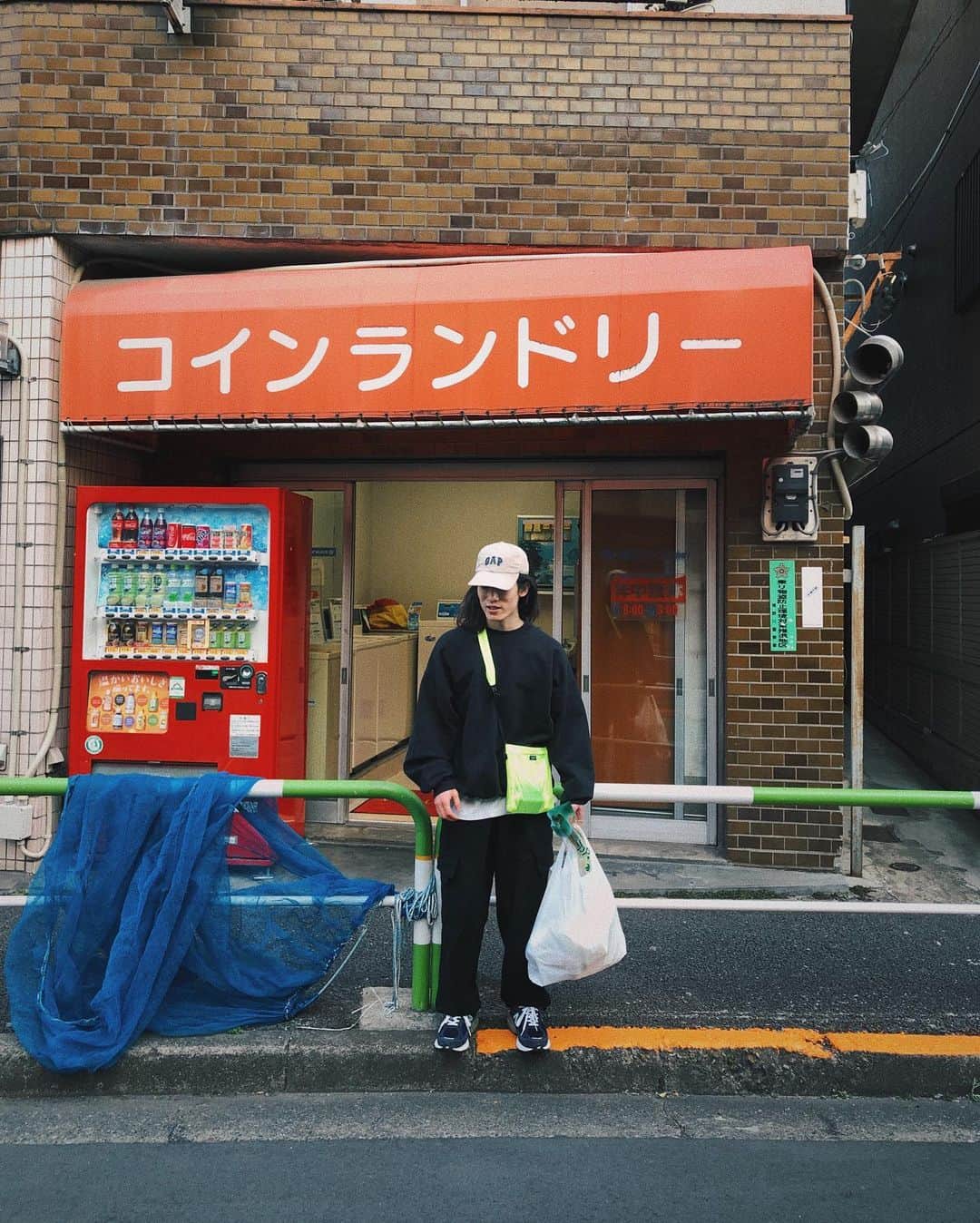 yukiのインスタグラム：「スウェット上下、黒 イケてるパステルカラーのスウェットが欲しいな 今日はなべです」