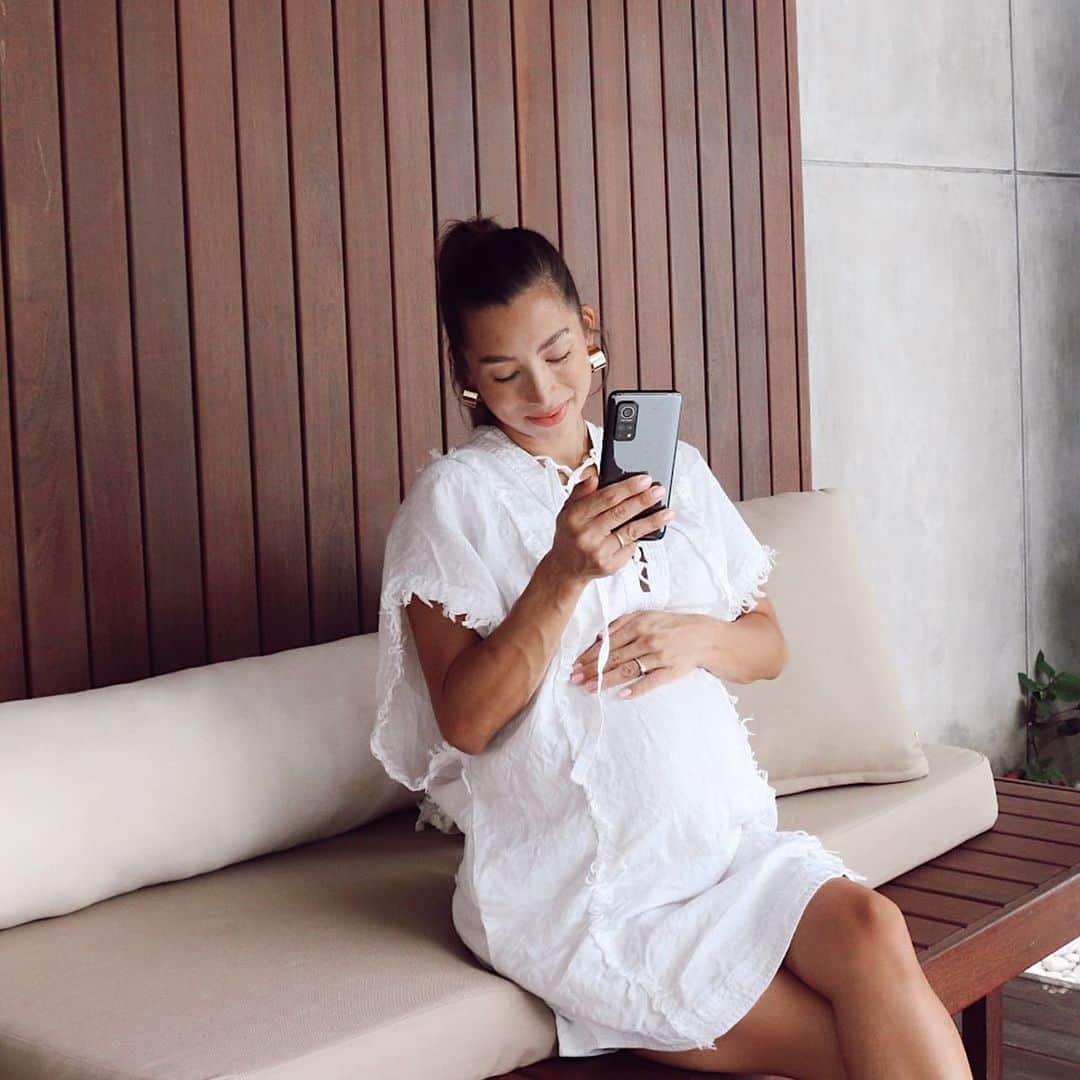 Jennifer Bachdimのインスタグラム：「Sebagai seorang wonder woman dengan aktivitas yang padat, saya harus selalu boost kreativitas agar tetap bisa berkembang. So lucky sekarang punya product-product kece dari @xiaomi.indonesia yang mendukung & memudahkan keseharian saya. Salah satunya ada Mi 10T Pro yang helpful banget untuk create content, tentunya dengan kualitas gambar terbaik saya makin semangat berkarya. Apalagi sekarang ada warna baru nya Aurora Blue, saya suka sekali ❤️ . .  Lalu ada Mi Watch Lite yang sangat support setiap kegiatan berolahraga saya. Last but not least, my favourite Mi TV 4 Bezel-less 55 inch 4K yang super keren, setiap kali movie nights dengan keluarga, kualitasnya so excellent seperti lagi nonton di bioskop! They are all very recommended! Masih banyak produk-produk dari Xiaomi lainnya yang kalian harus punya loh! This time is the perfect time to fill your home with Xiaomi. Penasaran? Langsung ke Mi.co.id ya #AmazingProduct #HonestPricing #Technology4Life」