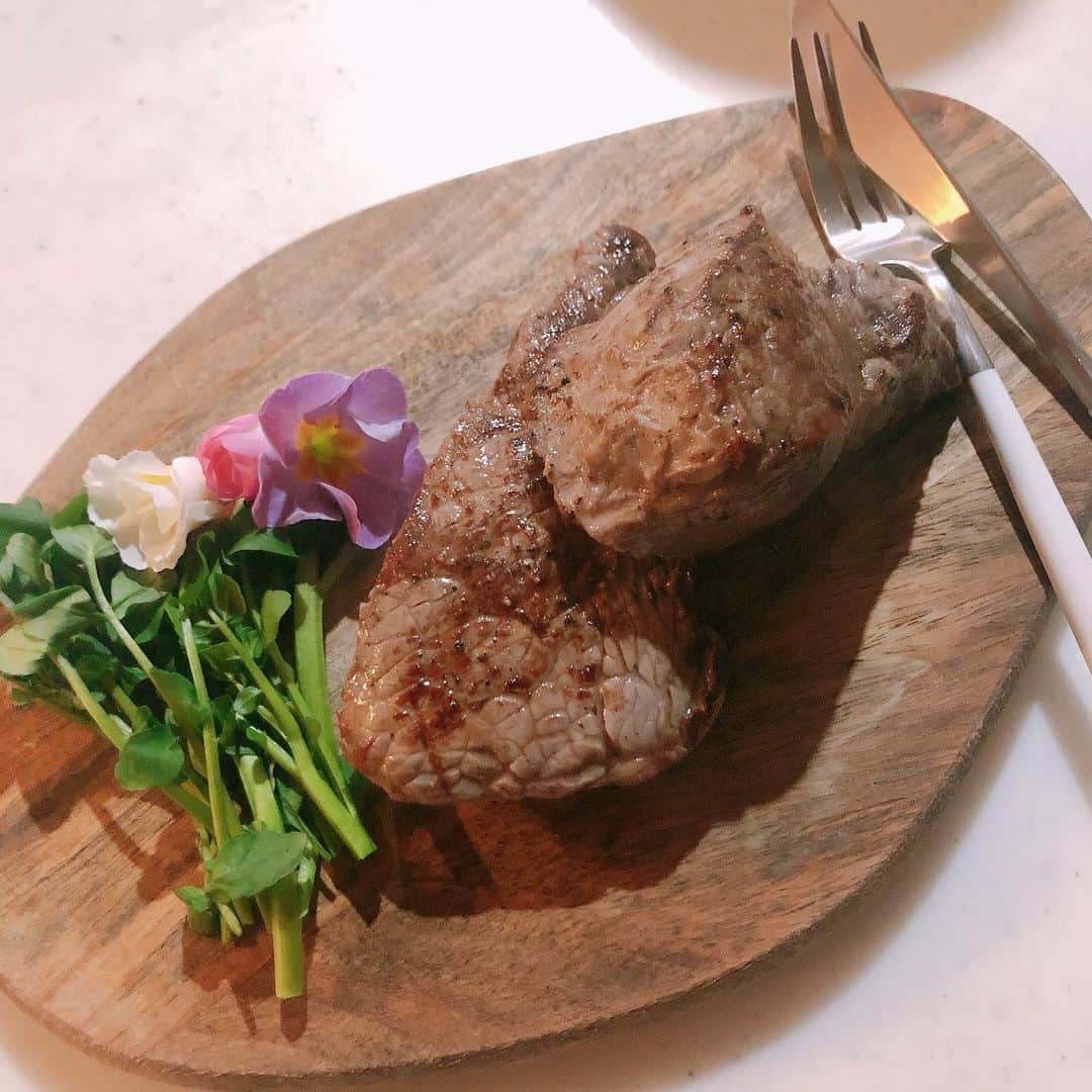 小畑由香里のインスタグラム：「✤  HappyValentine♥️  我が家は 兄妹なので 届けたり… 届いたり…  私も昔を思い出しました♡ あの頃は友チョコなんて なかったけどね😂  甘いものが苦手なパパ なので 我が家にバレンタインは 基本なかったけど 今年は思いたってw 大好物の ステーキを。 喜んで貰えました〜  頂いた お茶のボタンチョコレートは 私が頂きます💚 このチョコ大好き😋✨  #バレンタイン#ステーキ#yukariのcucina #Valentine#バレンタインチョコ#chocolate」