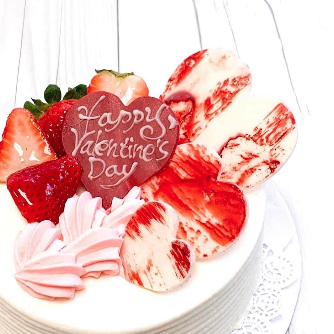 ロイヤル・ハワイアン・センターさんのインスタグラム写真 - (ロイヤル・ハワイアン・センターInstagram)「ハッピーバレンタインデー❤️ クルクルケーキのバレンタインスペシャル❤️  #Repost @frolichawaii ・・・ Celebrate Valentine’s Day with @kulukulucake!⁠⁠ ⁠⁠ Strawberry Shortcake⁠⁠ 6” $33.50⁠⁠ 7” $44.50⁠⁠ 8” $54.50⁠⁠ ⁠⁠ Gâteau au Chocolat⁠⁠ $10.50⁠⁠ ⁠⁠ Available on Feb. 11 to 14 at Eaton Square and @royalhwnctr.⁠⁠ ⁠⁠ Happy Valentine’s Day!⁠⁠ ⁠⁠ #frolichawaii #sponsored #valentinesday #kulukulucake」2月14日 19時37分 - royalhwnctrjp