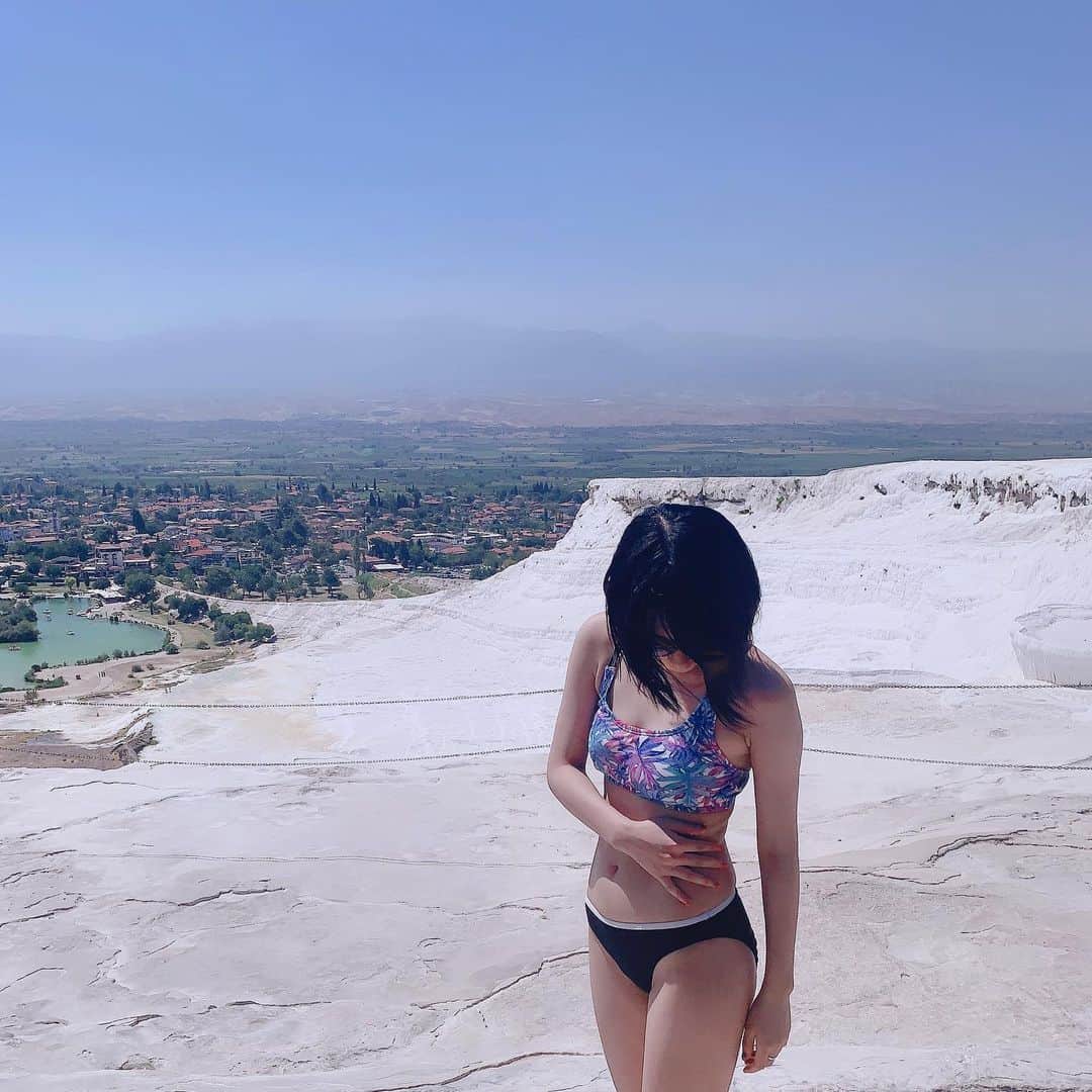 塩見珠希のインスタグラム：「２年前パムッカレでの写真。 今日はポカポカだった！ 気持ちよかったから散歩したよ。 でもあったかいと眠くなるね、、 あと、ぴろさんのバレンタイン写真可愛いね、、 #パムッカレ #季節外れ の #水着」